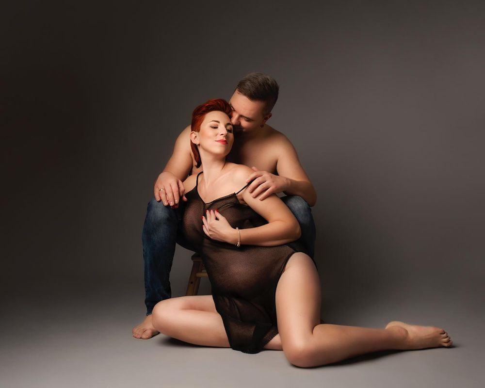 couple  intimate sensual maternity photo