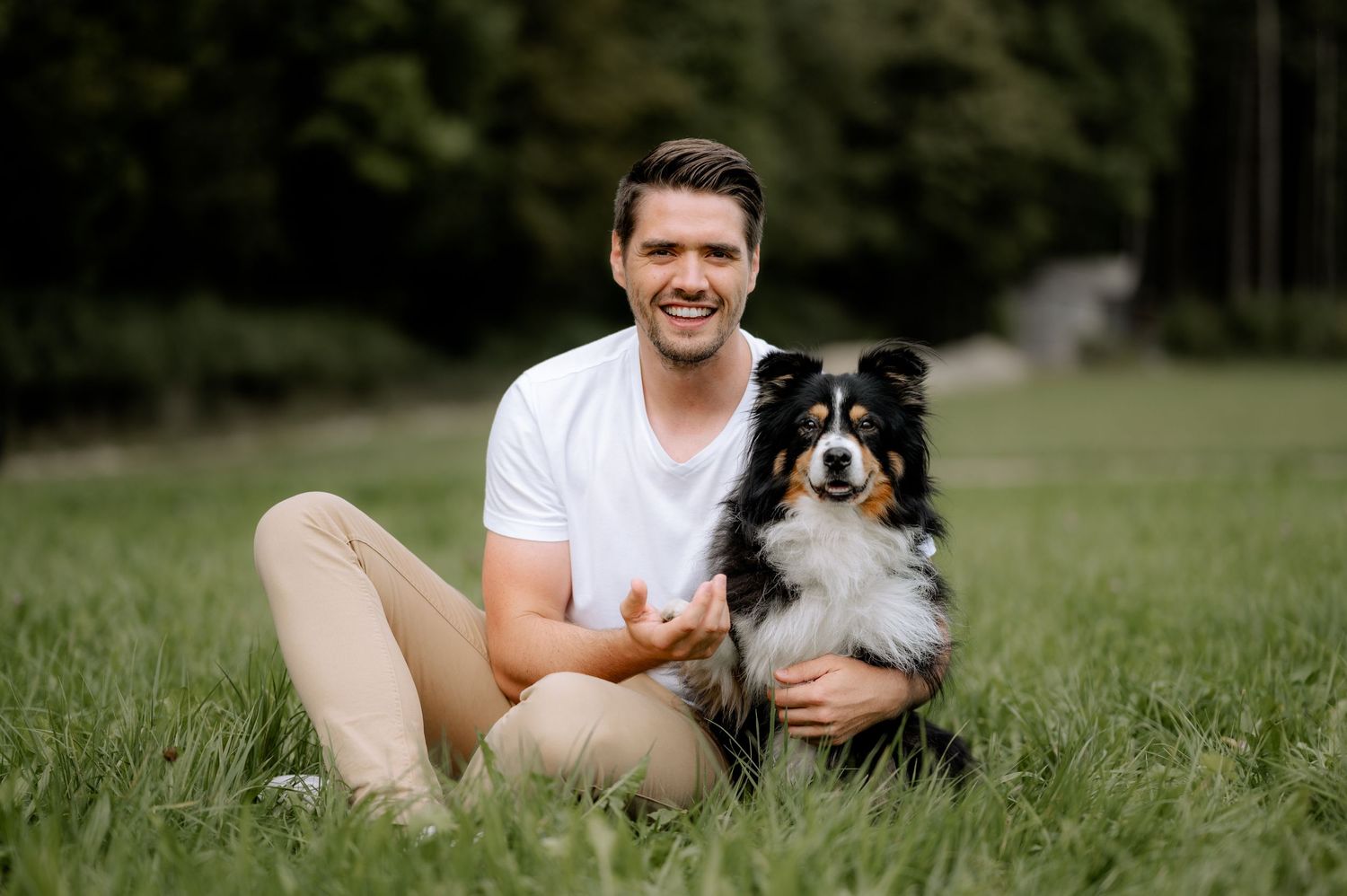 Junge im Grünen mit Hund Steffen Erbe Portraitbild Bad Saulgau Jovanna Burkard KWICKSHOT