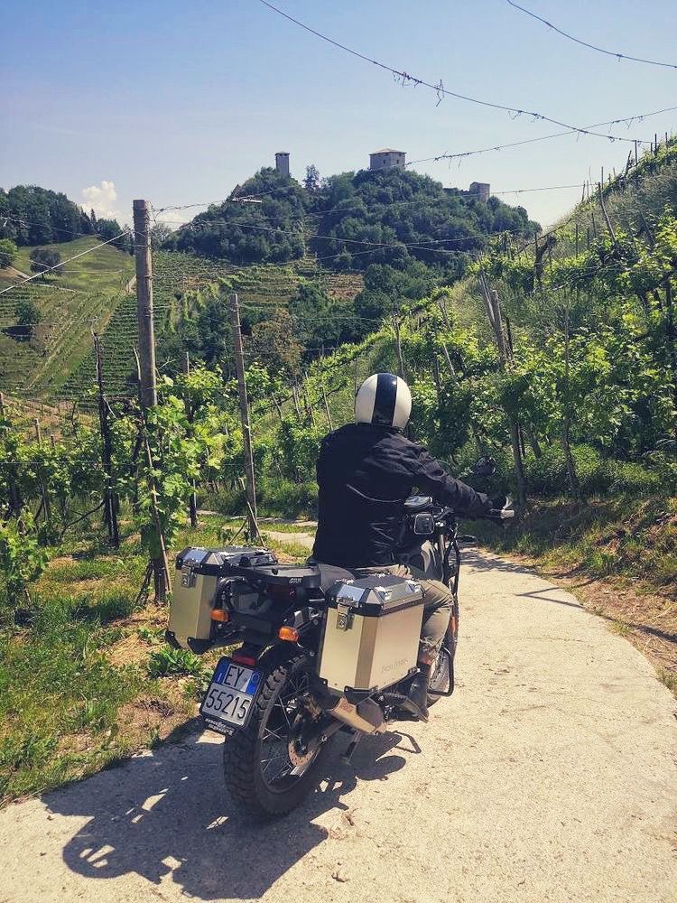 Torri di Credazzo - Farra di Soligo (TV) con la mia Himalayan | Alessandro Failla | Fotografia e Siti Web | Padova