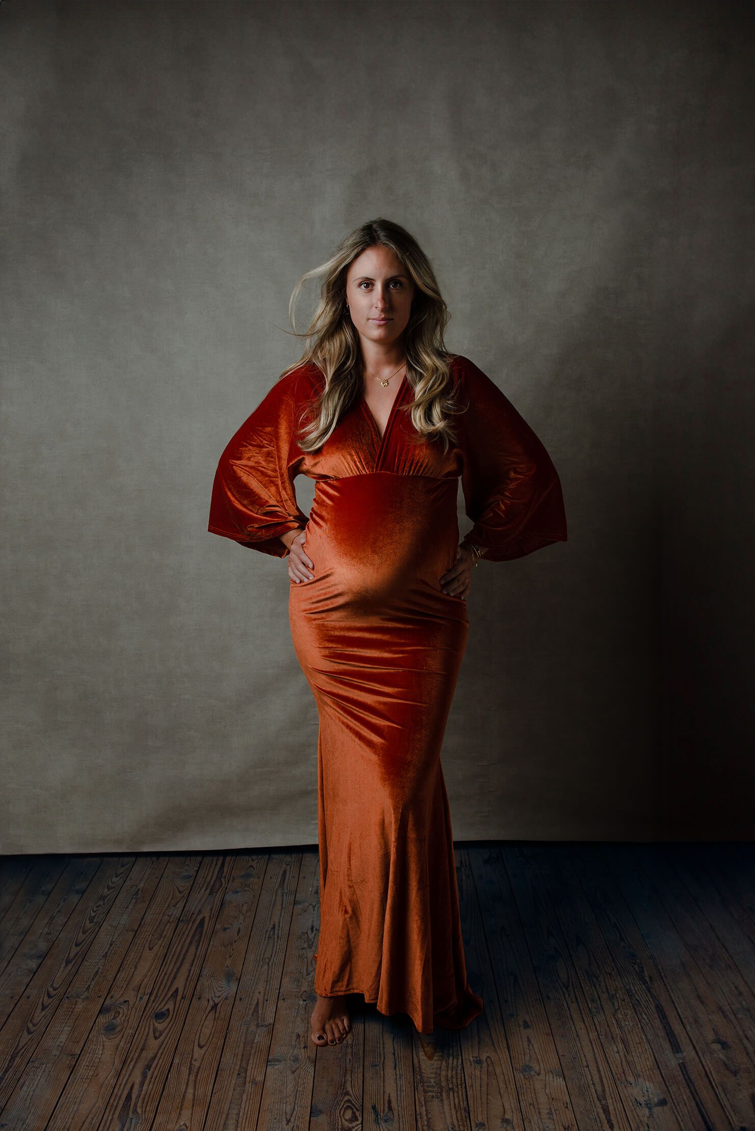 Zwangerschapsshoot - vrouw in lange oranje jurk