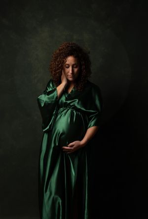 zwanger portret studio vrouw in lange groene jurk