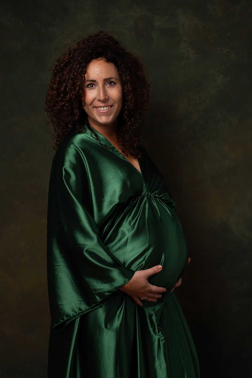 Zwangerschapsshoot studio - vrouw in lange groene jurk