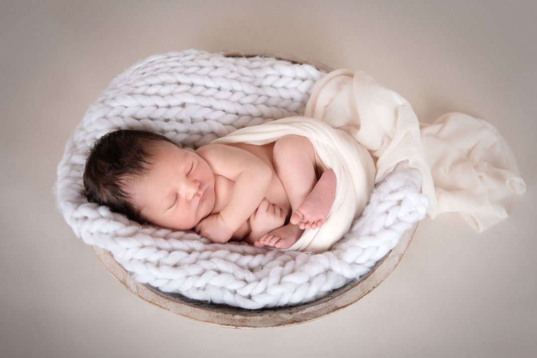 Baby schläft in einem Körbchen