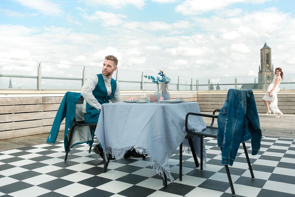 Bruid danst op het dakterras van Rozet met de Eusebiustoren op de achtergrond – trouwfotografie Arnhem