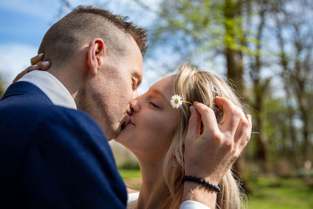 Romantisch portret van kussend bruidspaar bij Kasteel Spelderholt – trouwfotografie Gelderland