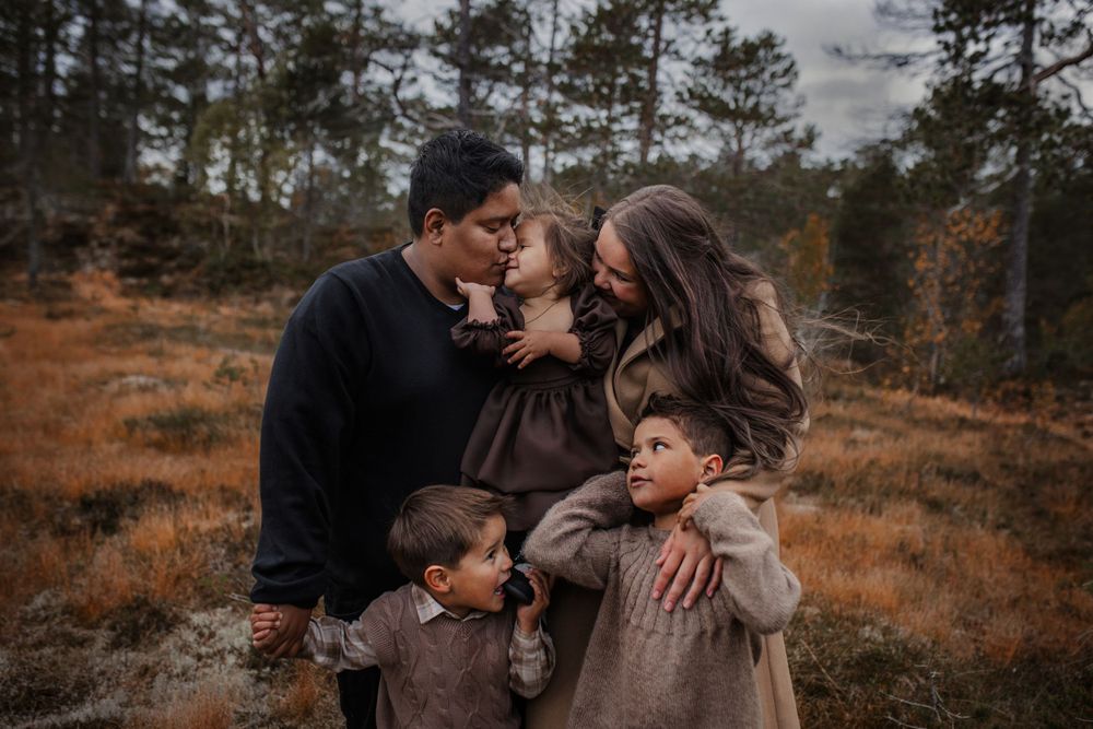 Utefotografering melhus
Barnefotografering Trondheim, Trøndelag, Melhus, babyfotograf Malin Berdal. Studiofotograf Studio bilder.