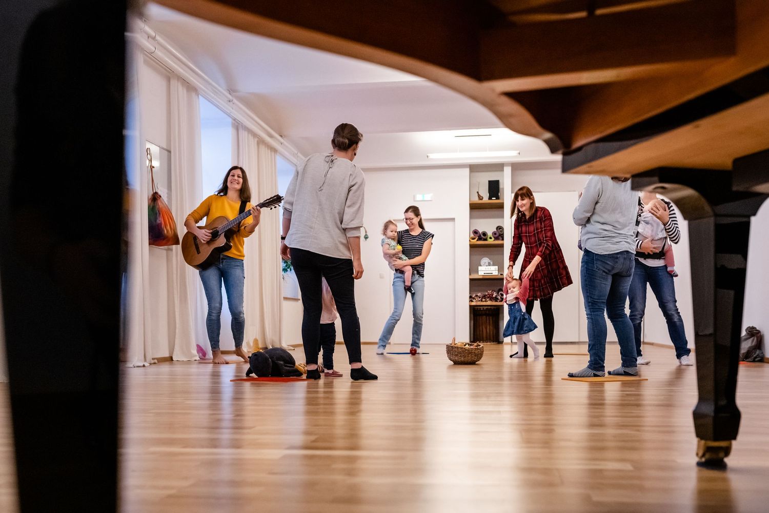 Kindermusikgruppe beim Tanzen und Musizieren in Wien bei Agnes Haider