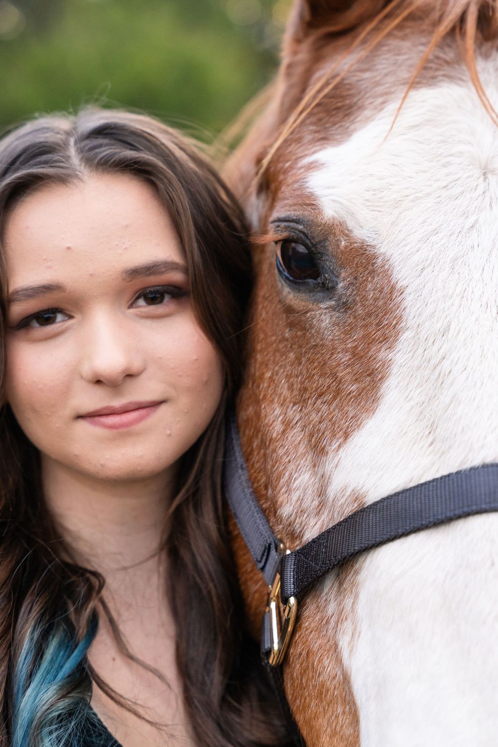 Horse photoshoot in DFW, Texas. Close up of a girl with her face next to her horse both looking at the camera.