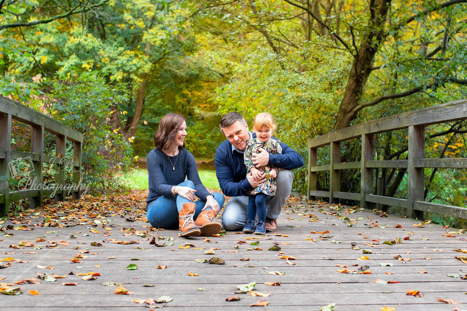 Familienfoto auf Brücke. Ein Herbstbild vom Familienfotoshooting in Gelsenkirchen, Herten, Herne, Gladbeck, Bottrop