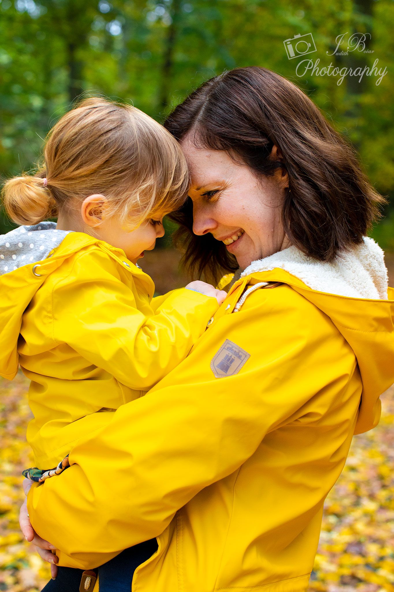 Inniges Bild von Mama und Tochter. Mommy and Me Fotoshooting im Ruhrgebiet. Judith Boiar Fotograf in Gelsenkirchen