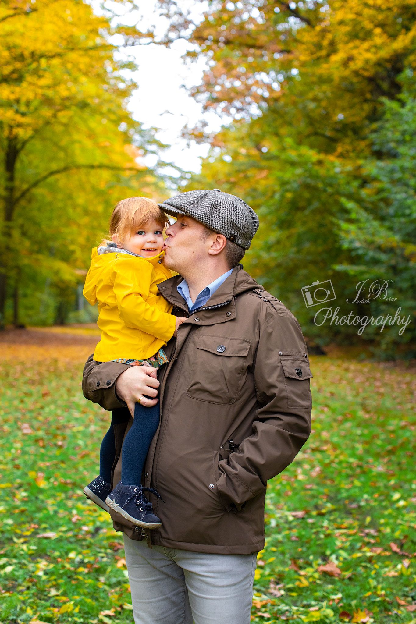 Natürliches, inniges Bild von einem Papa mit seiner Tochter, Familienfotoshooting . Herten, Herne, Recklinghausen