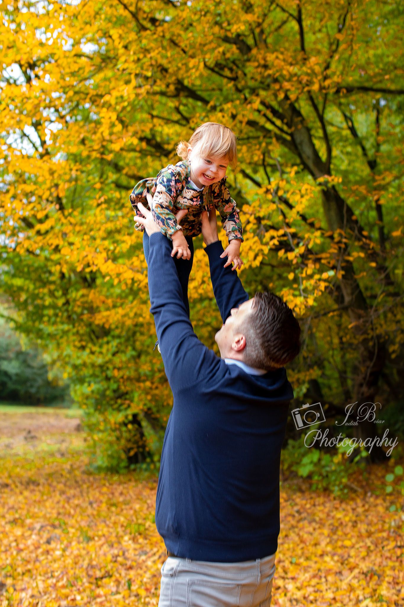 Vater wirft seine Tochter hoch. Ein Herbstbild vom Familienfotoshooting in Gelsenkirchen, Herten, Herne, Recklinghausen