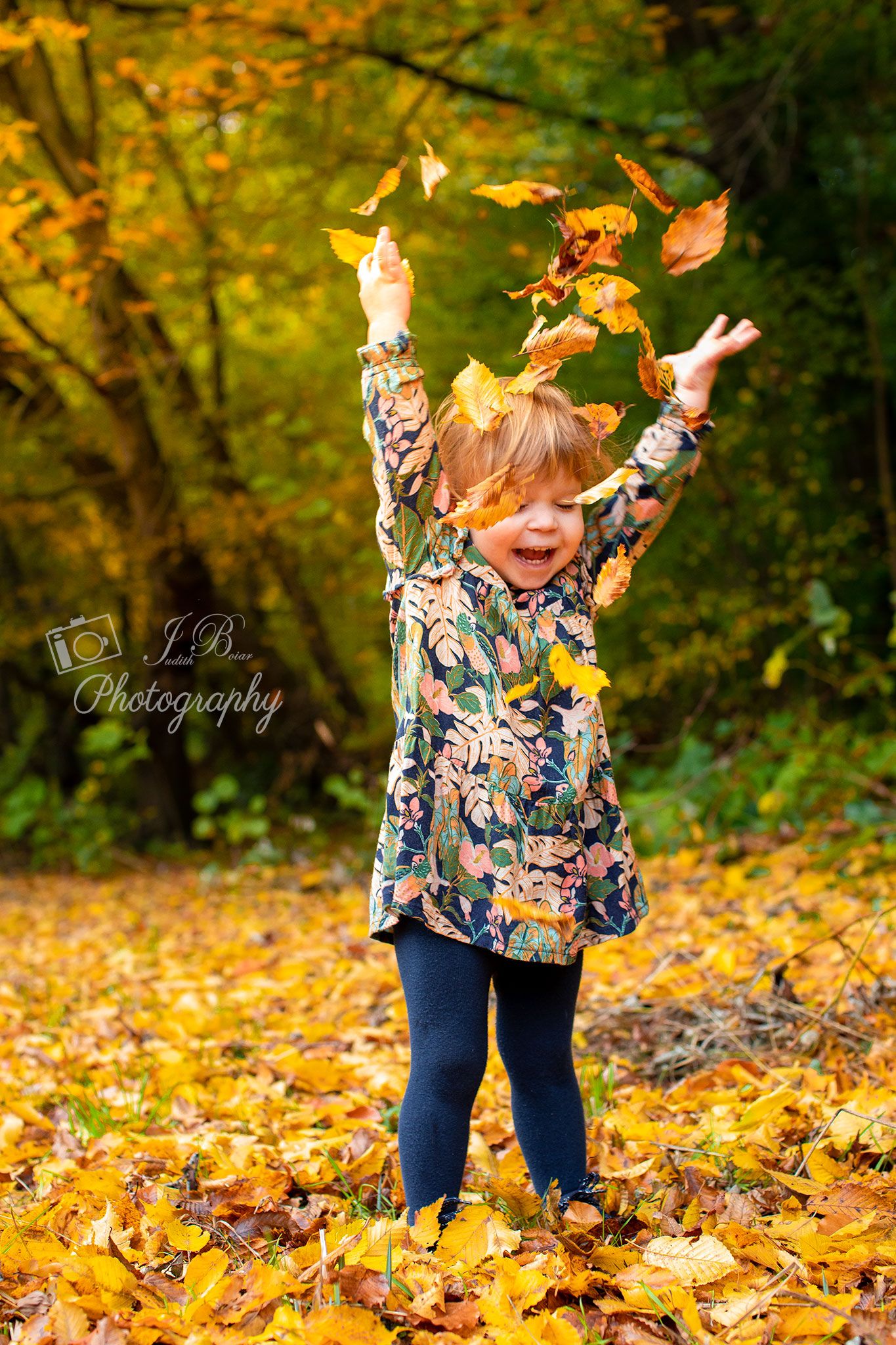 Mädchen wirft Blätter hoch. Ein Herbstbild vom Familienfotoshooting in Gelsenkirchen, Herten, Herne, Recklinghausen