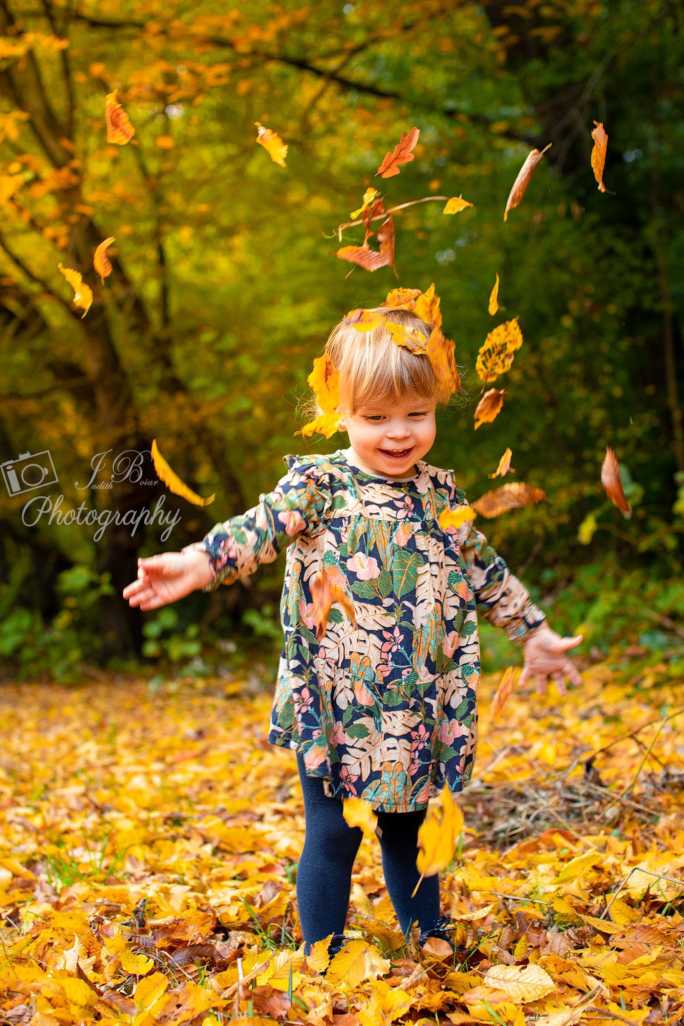 Mädchen wirft Blätter hoch, Herbstfotoshooting mit natürlichen, authentischen Bildern in Gelsenkirchen und Umgebung