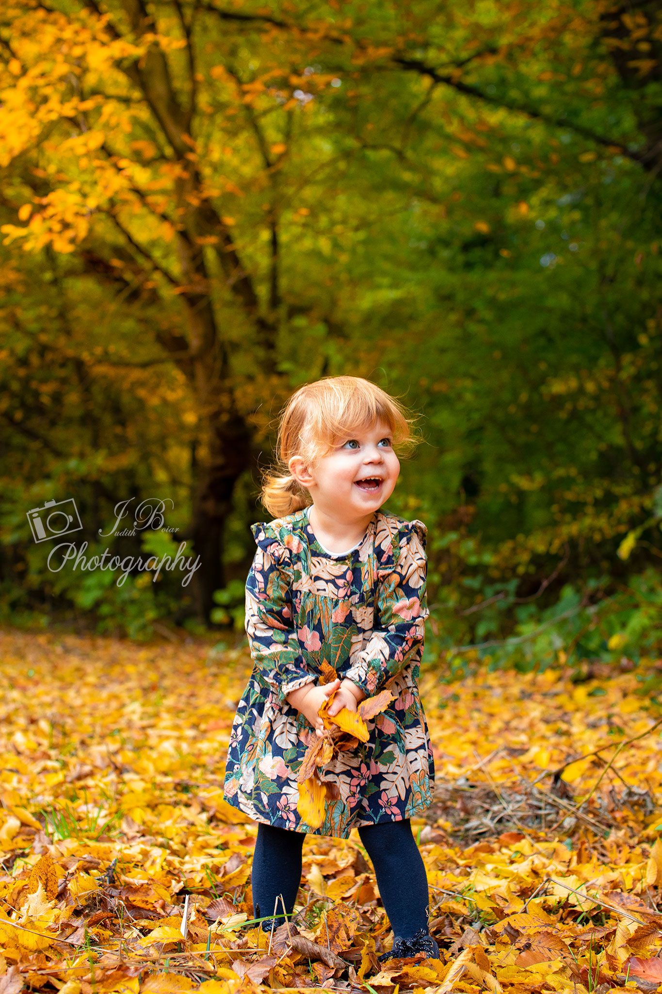 Mädchen in gelbem Blätterregen. Herbstfotoshooting. Fotos von der Familie beim Herbstspaziergang, Gelsenkirchen, Herten