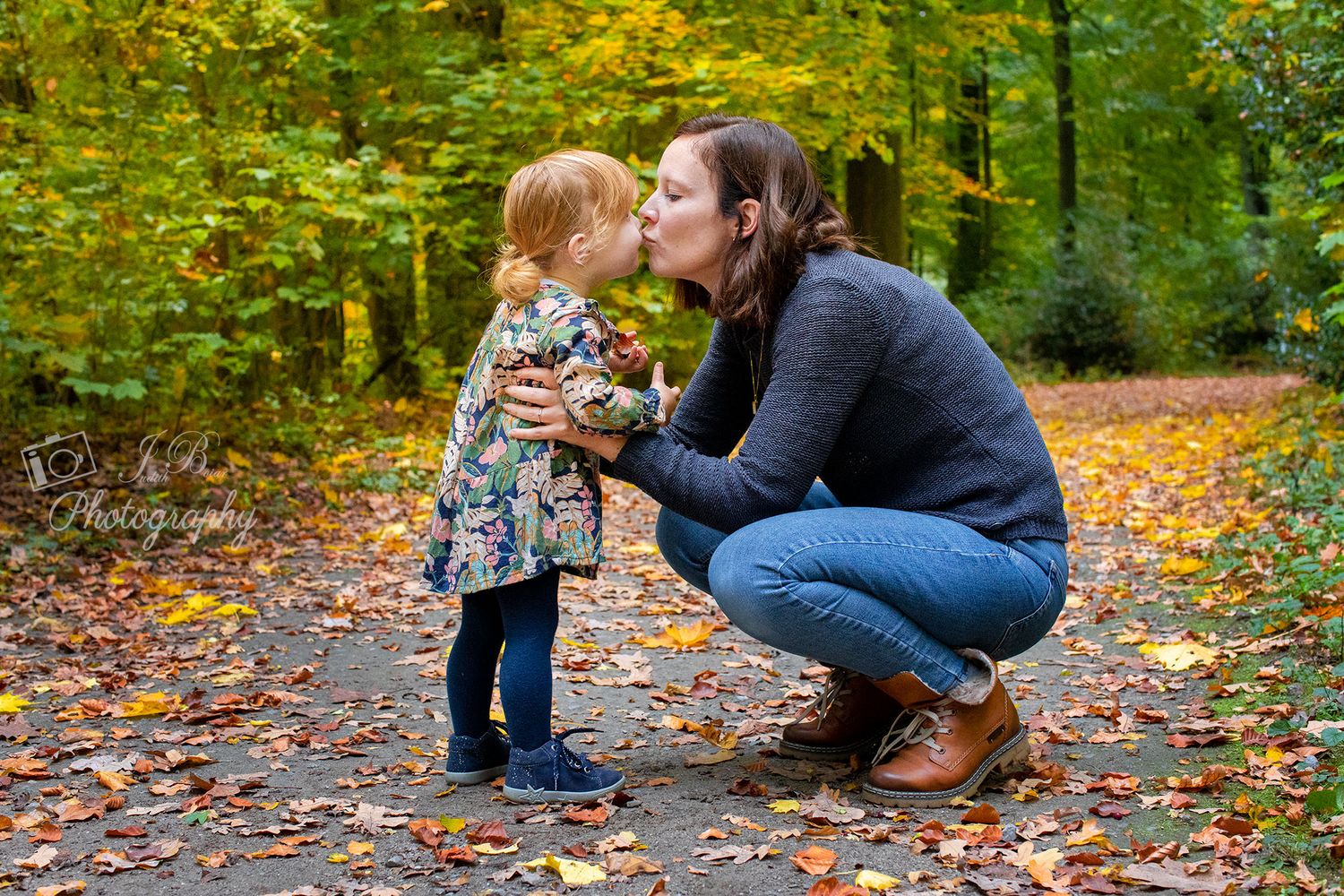 Mommy and Me Bild. Mama und Tochter küssen bei Familienfotoshooting in Gelsenkirchen, Gladbeck, Fotografin Judith Boiar