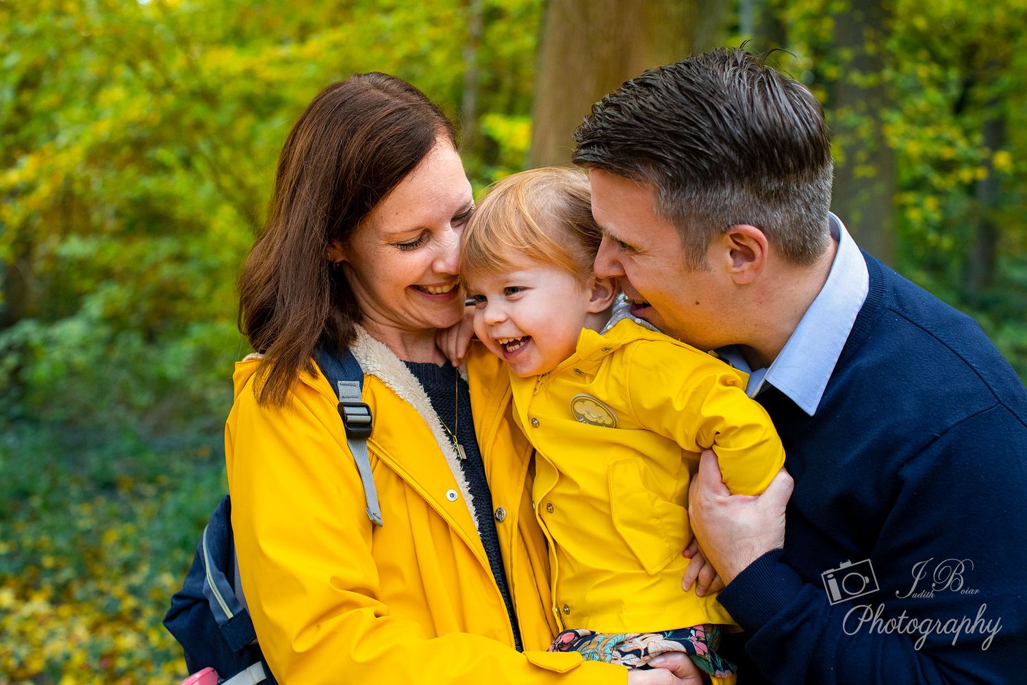 Inniges Familienfoto vom Herbstfamilienshooting im Waldfamilienshooting in Gerlsenkirchen, Herten, Herne, Bottrop