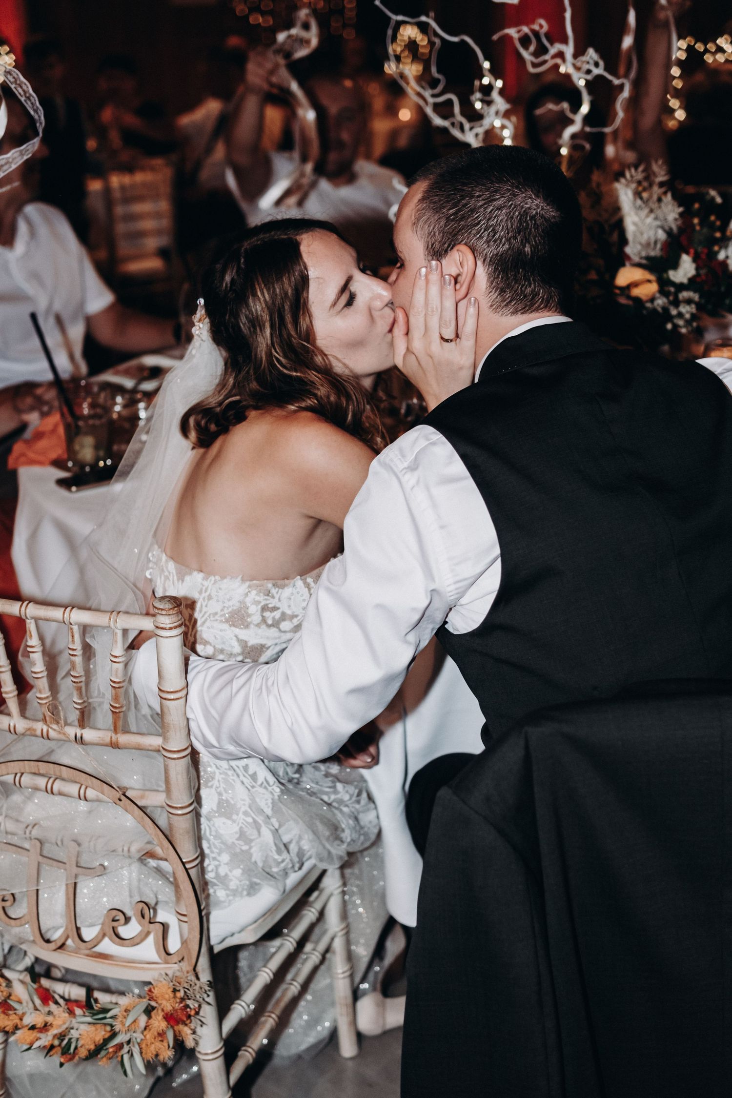 Herzlicher Moment zwischen Braut und Bräutigam – aufgenommen von einem Hochzeitsfotografen in Tübingen.