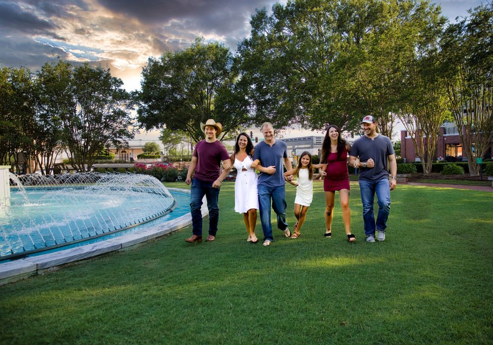 Extended family session near fountain in Lagrange Court Square in Lagrange Georgia