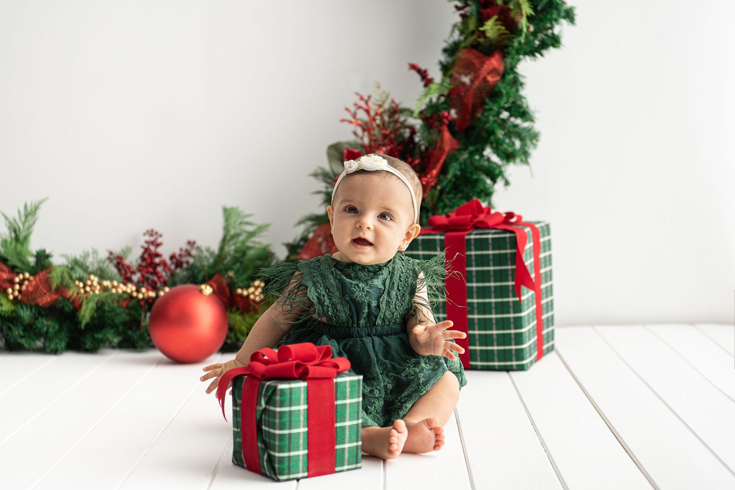 natale-set-shoot-natalizio-bimba-regalo-ghirlanda