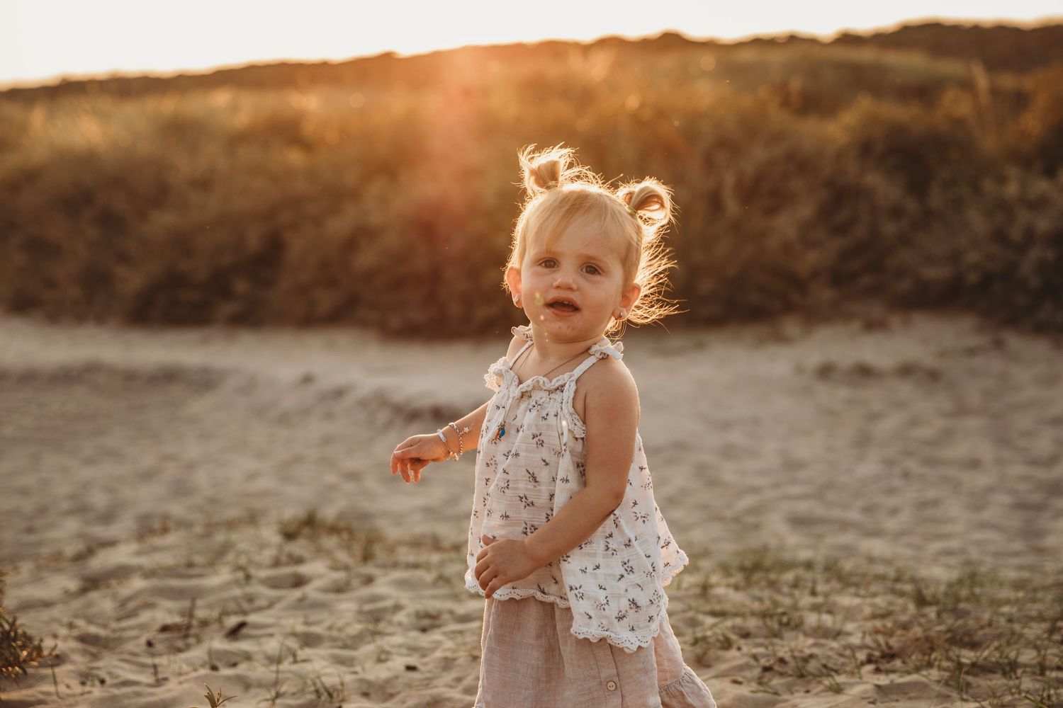 gezin meisje duinen strand golden hour