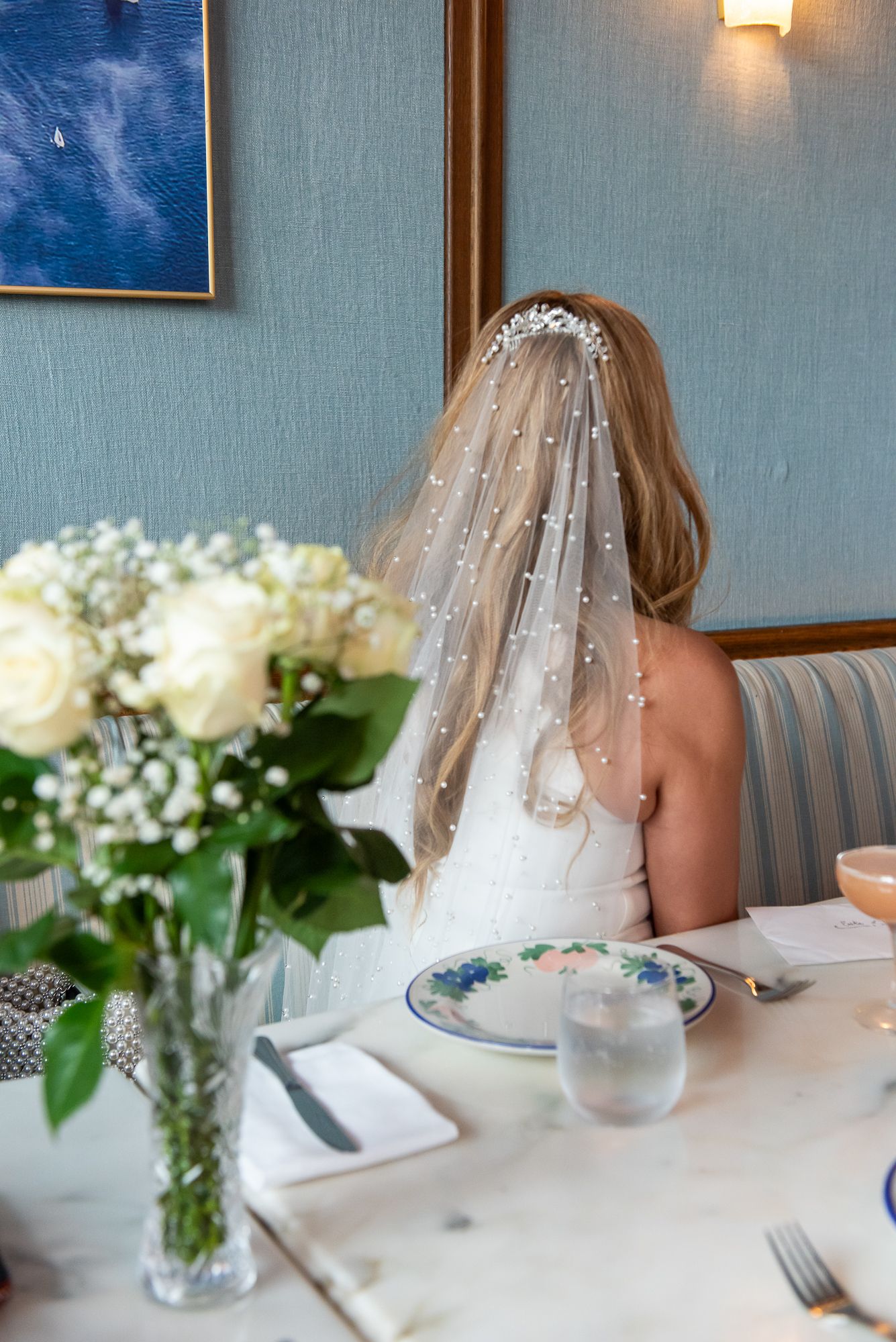 Elegant table setting with white flowers and blue accents.