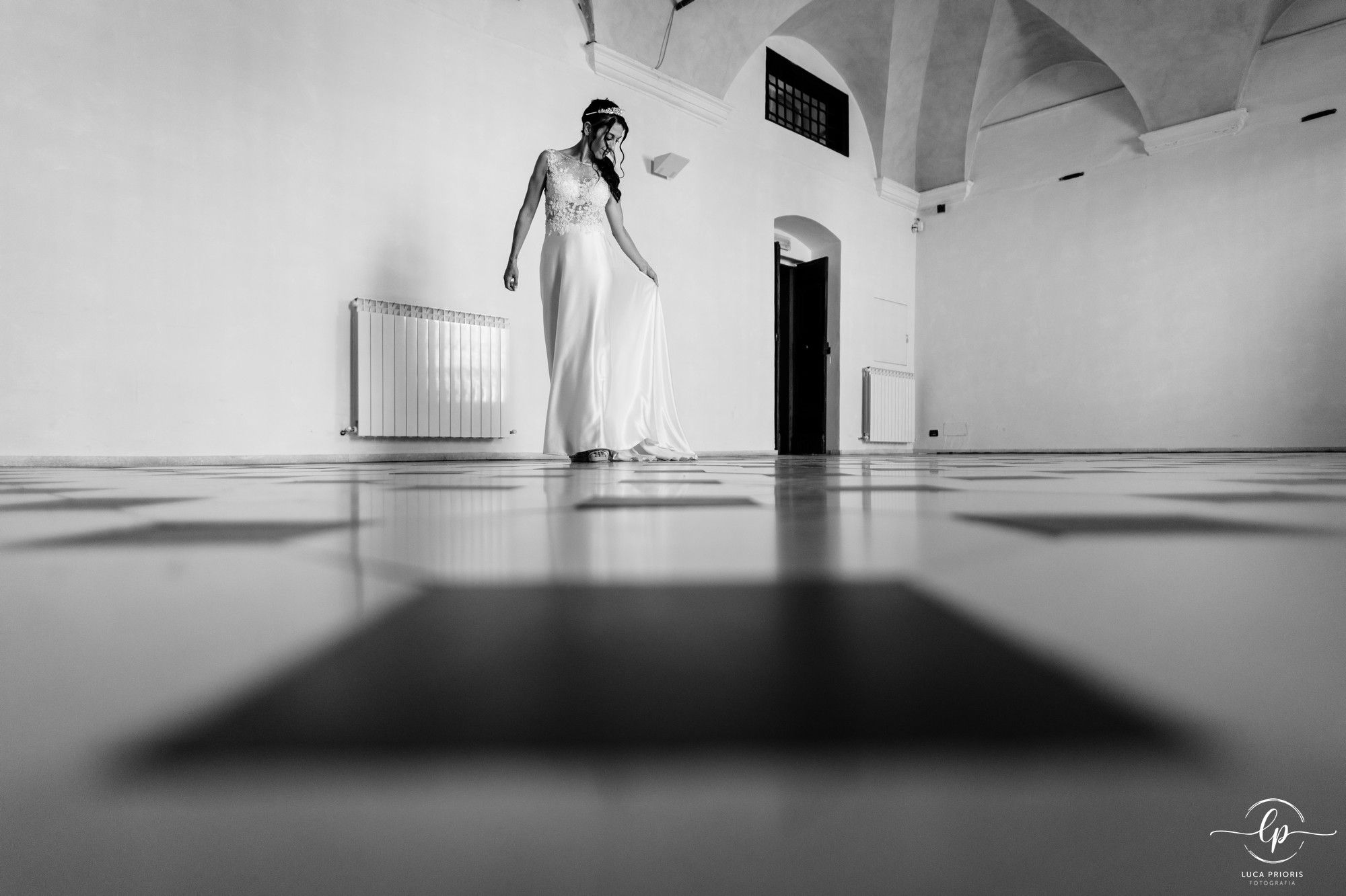 sposa nei saloni di villa del principe a genova
