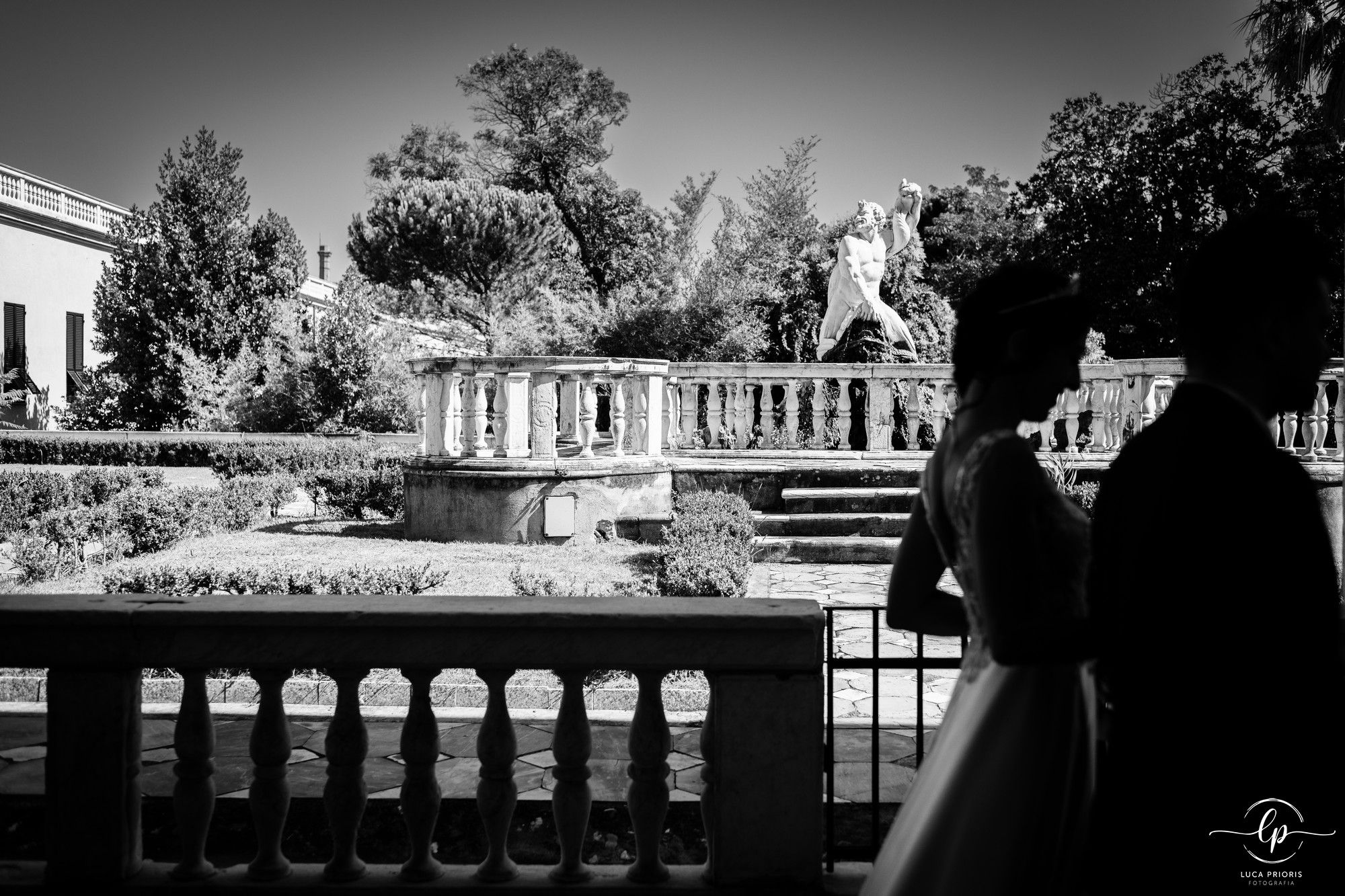 gli sposi passeggiano a villa del principe