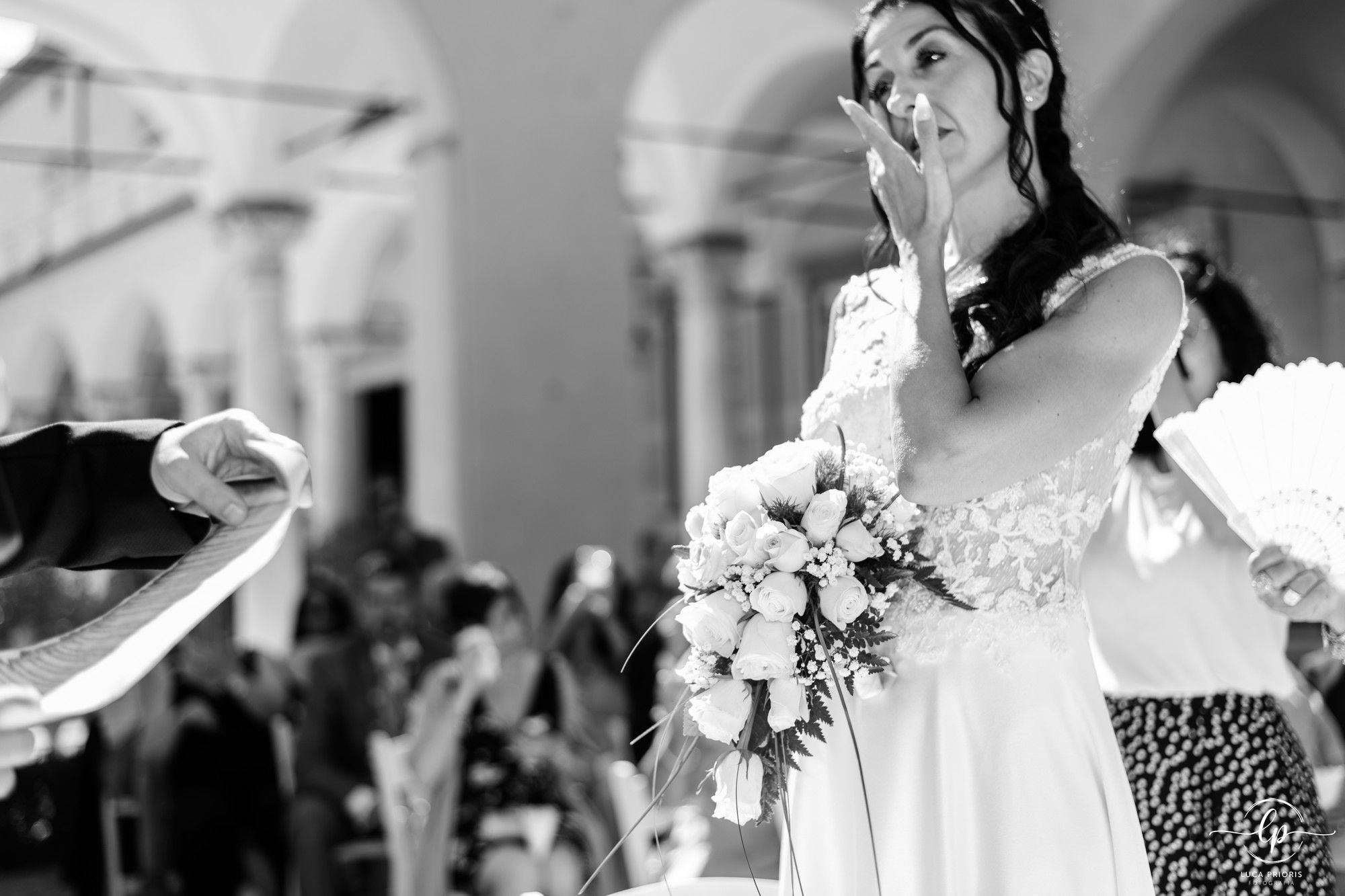 la sposa si commuove durante la cerimonia