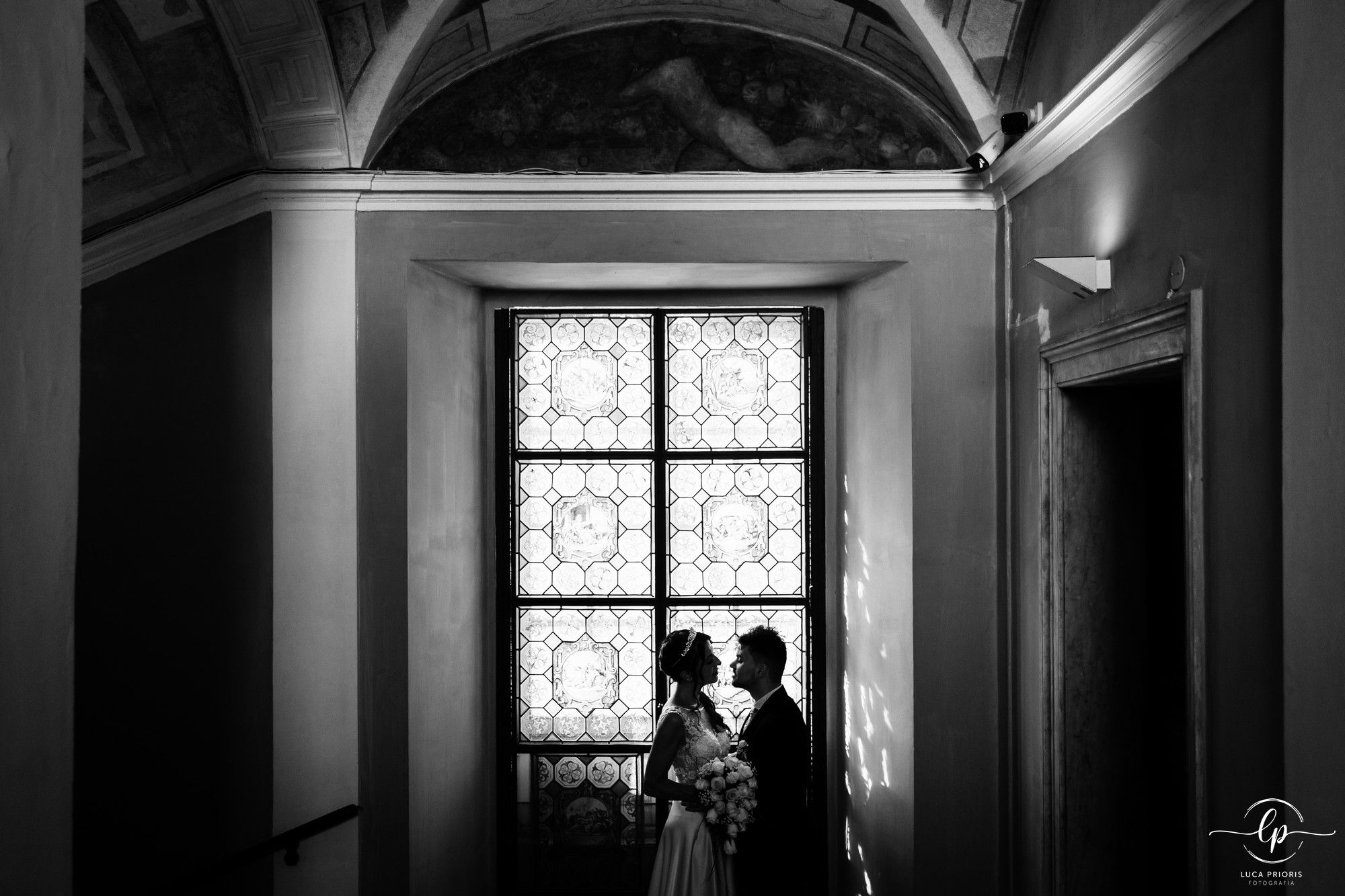 sposi nei saloni di villa del principe a genova