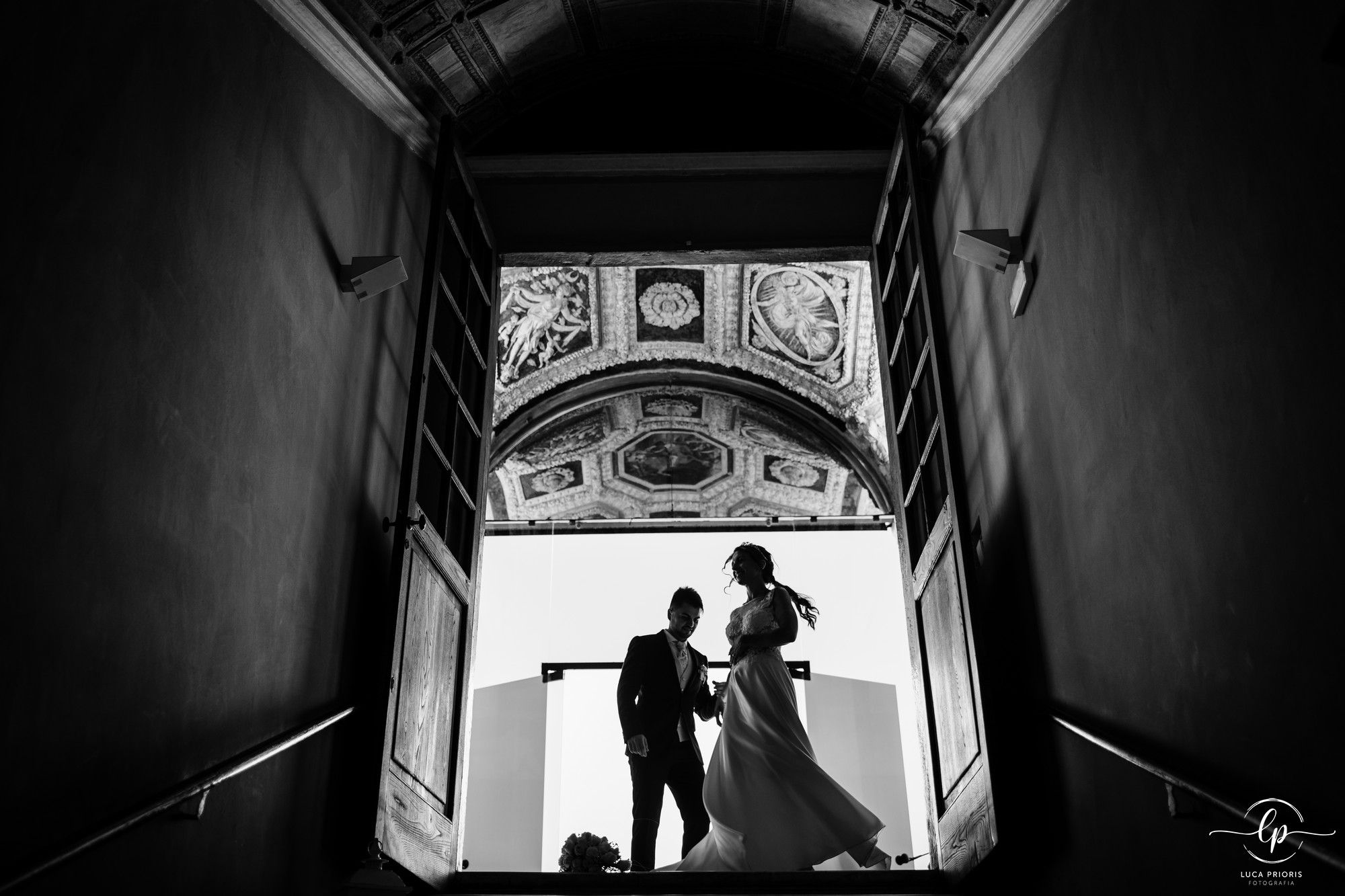 sposi nei saloni di villa del principe a genova