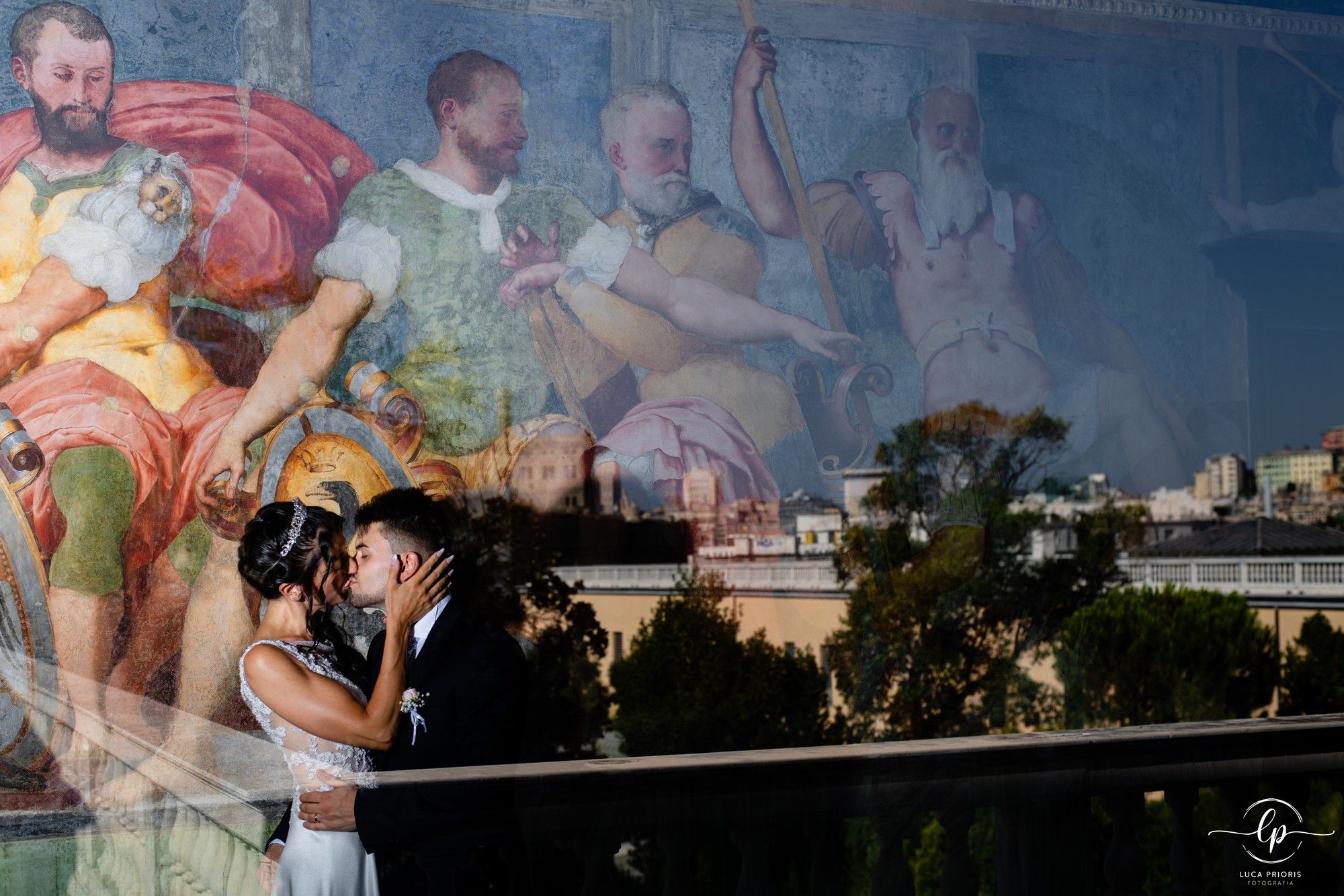 sposi davanti agli affreschi di villa del principe a genova