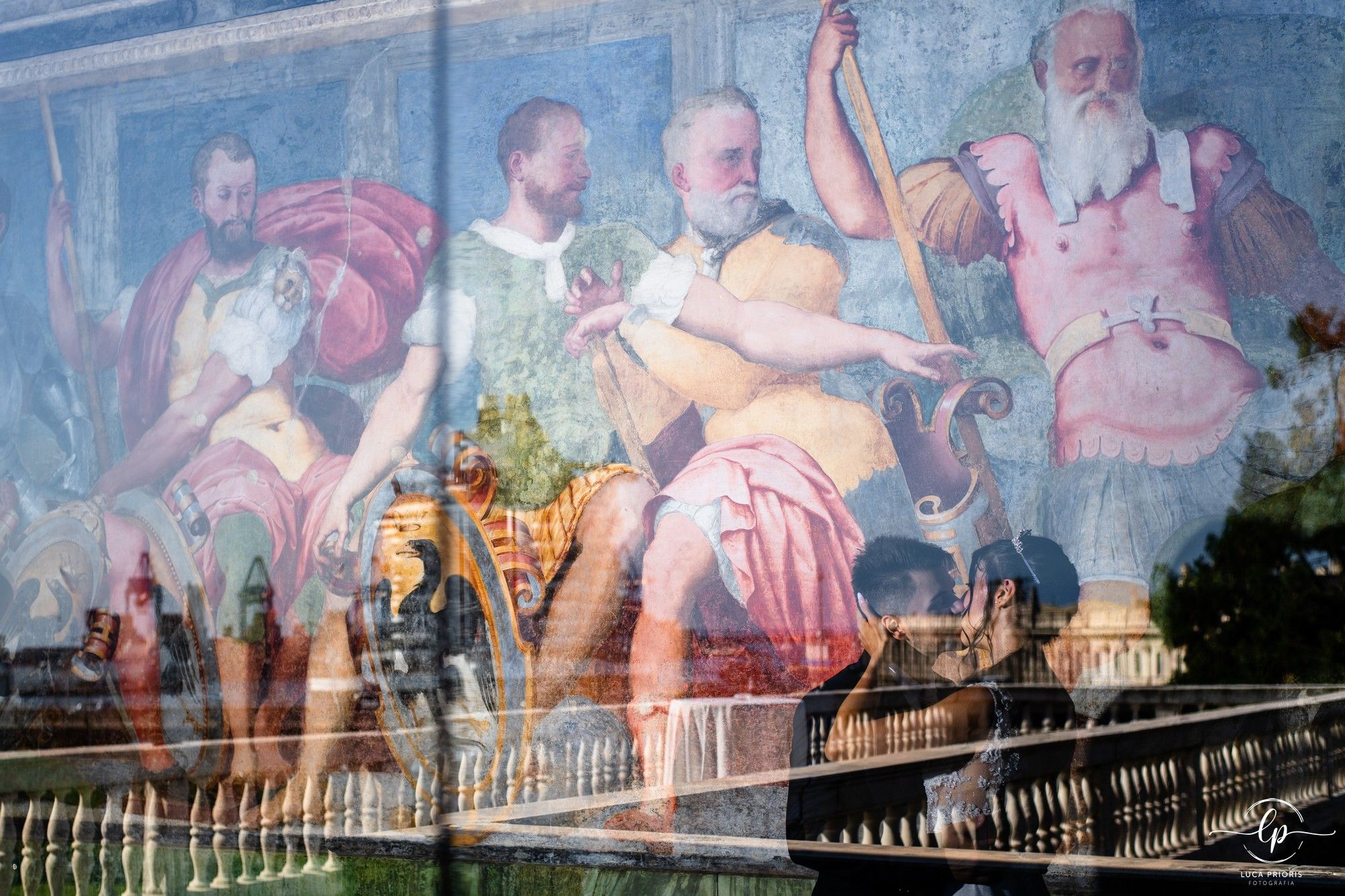 sposi davanti agli affreschi di villa del principe a genova