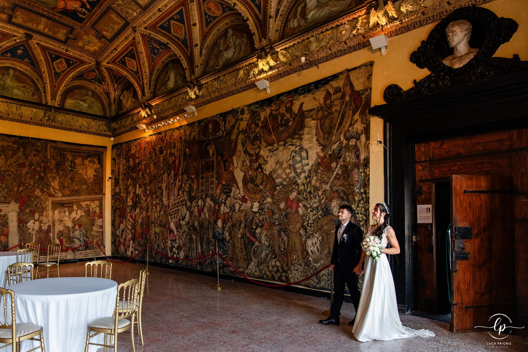 sposi nei saloni di villa del principe a genova