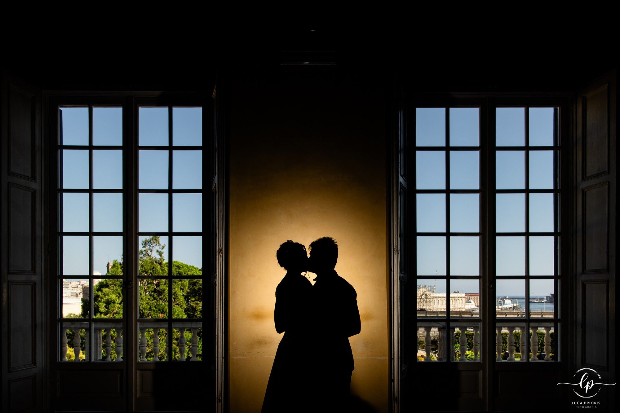 gli sposi si baciano a villa del principe a genova
