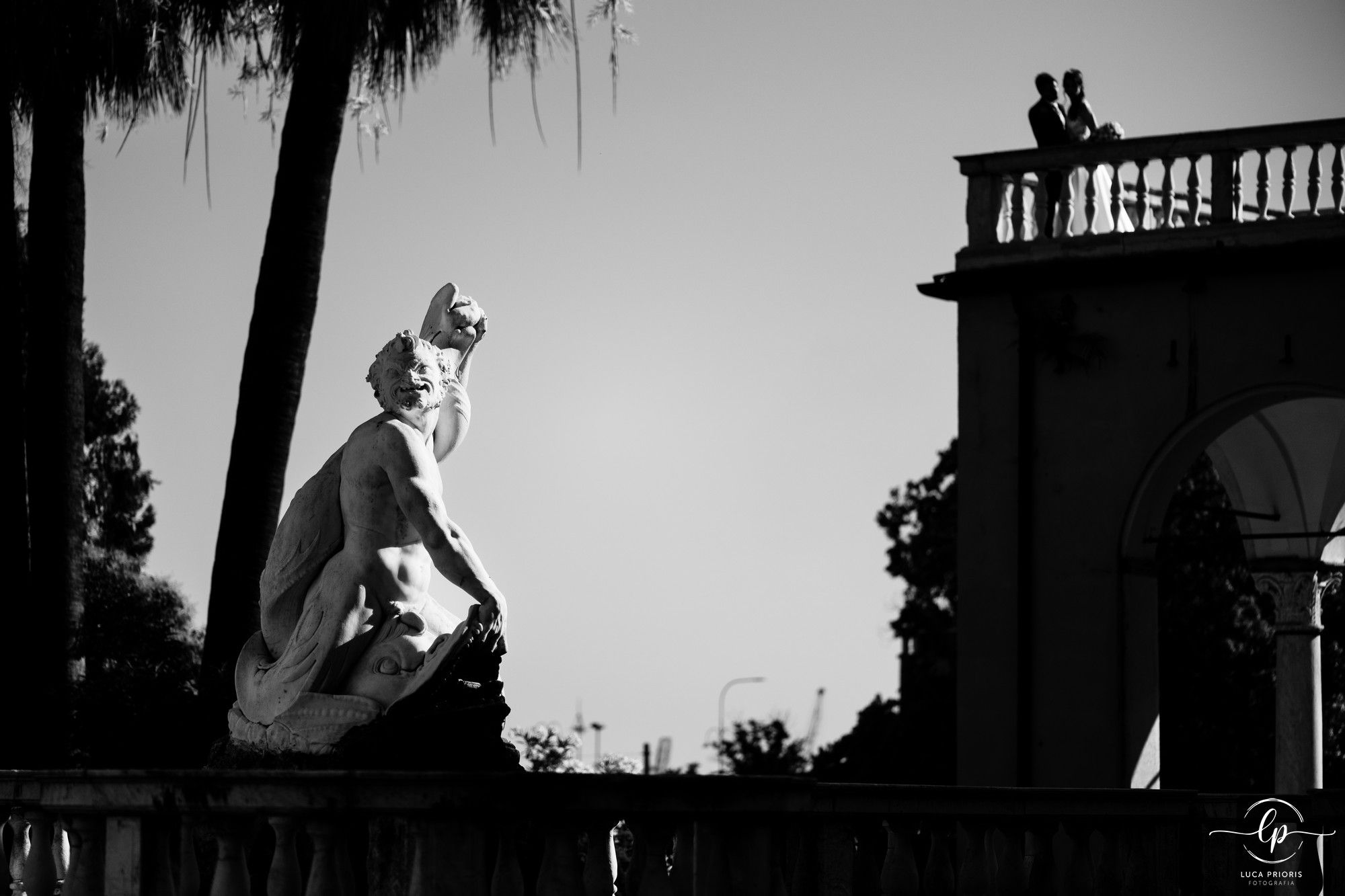 sposi nel parco  di villa del principe a genova
