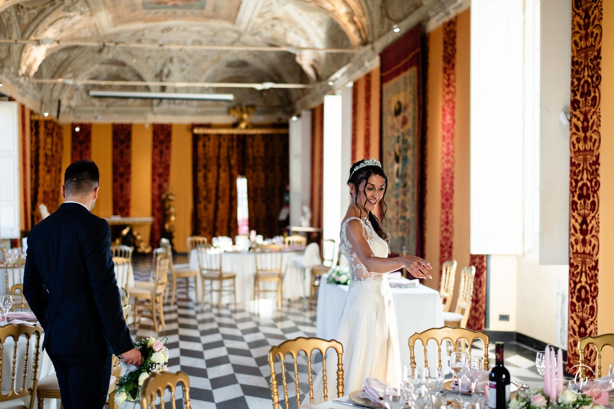 sposi nei saloni di villa del principe a genova