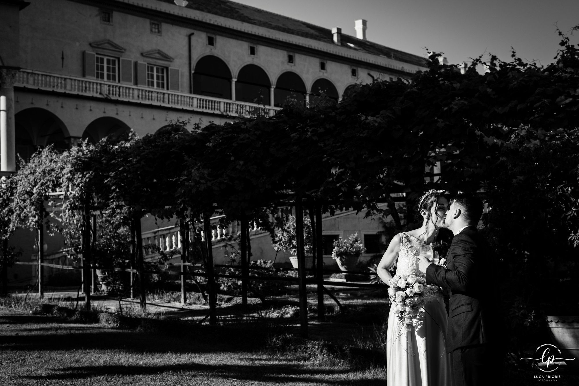 sposi si baciano nel giardino di villa del principe a genova