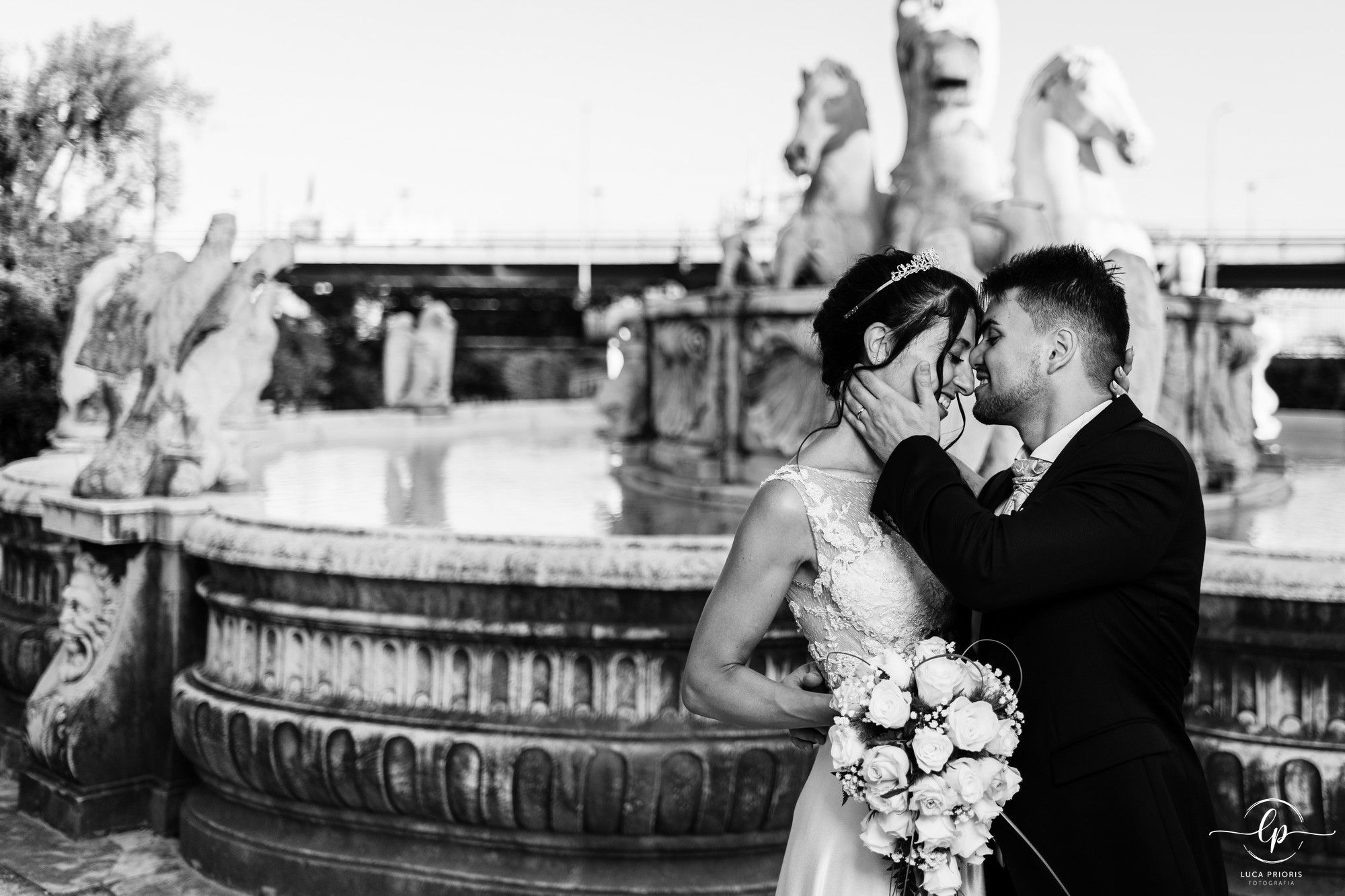 sposi si baciano a villa del principe a genova