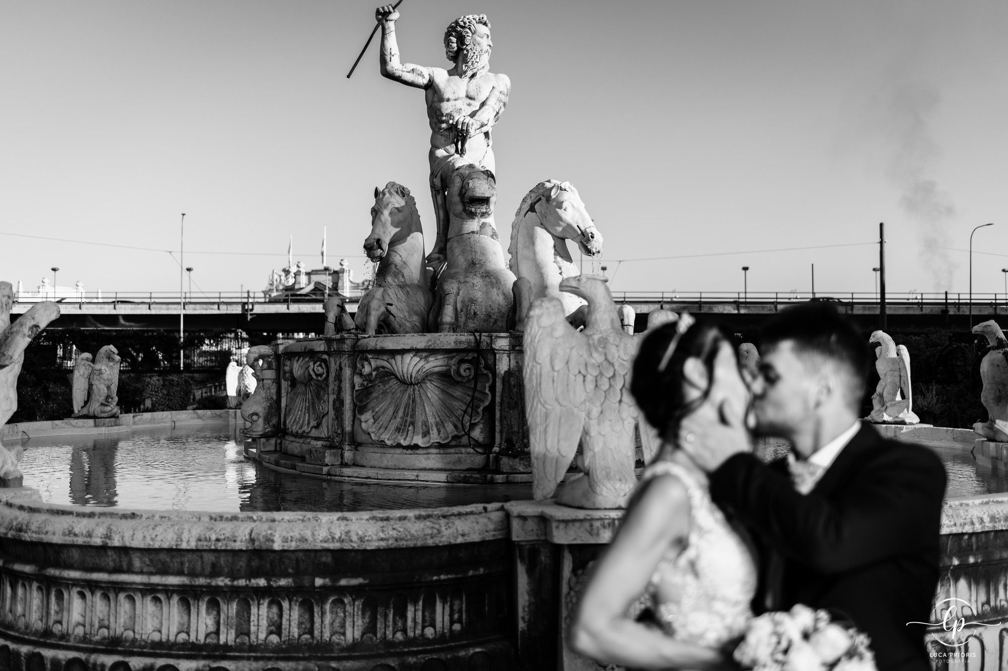 bacio degli sposi nel giardino di villa del principe