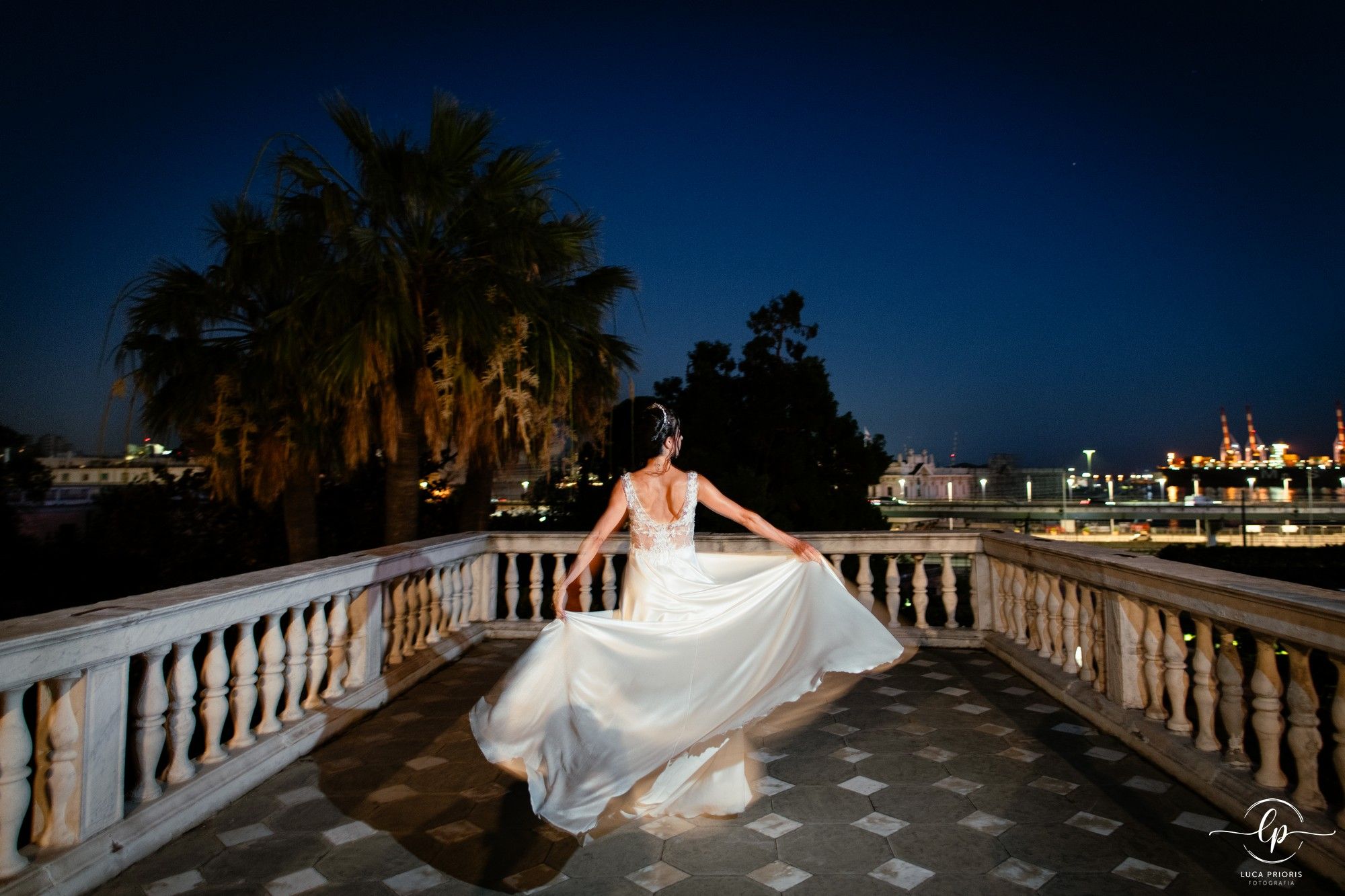 sposa balla sul terrazzo di villa del principe a genova