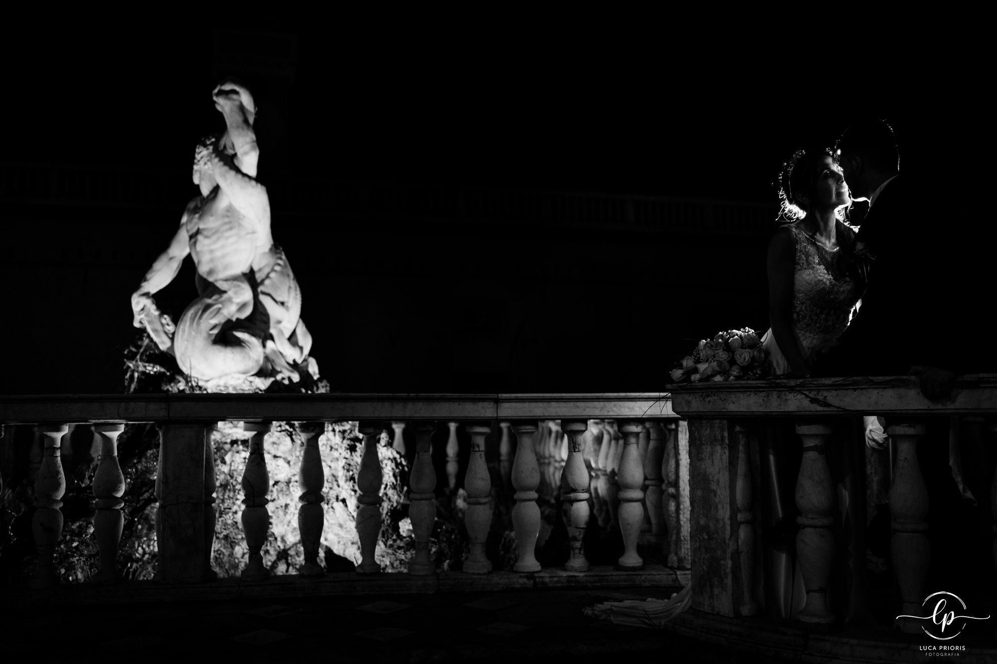 sposi si baciano nel parco di villa del principe a genova