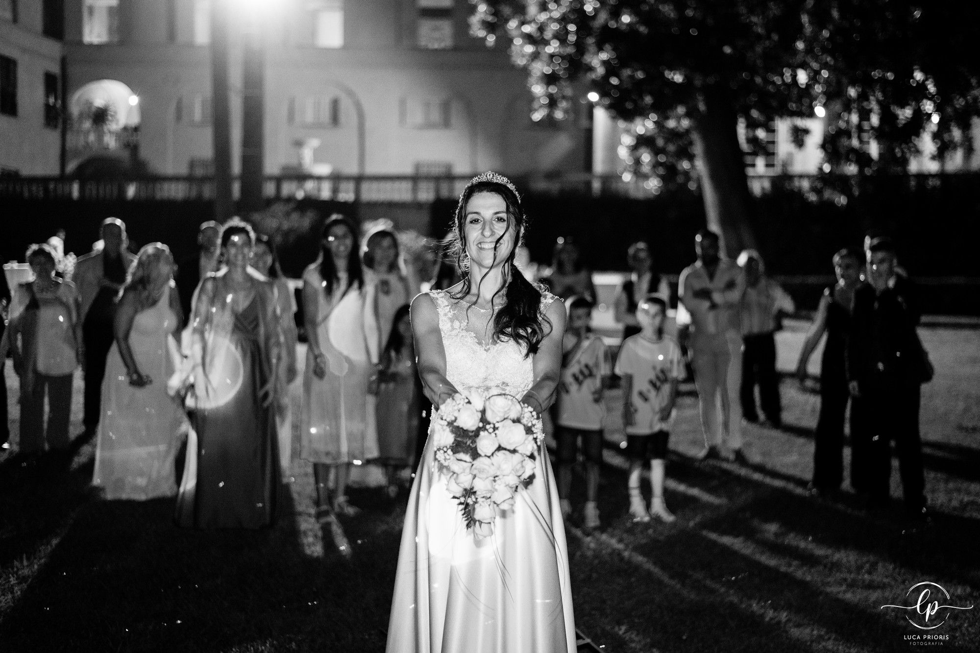 il lancio del bouquet della sposa