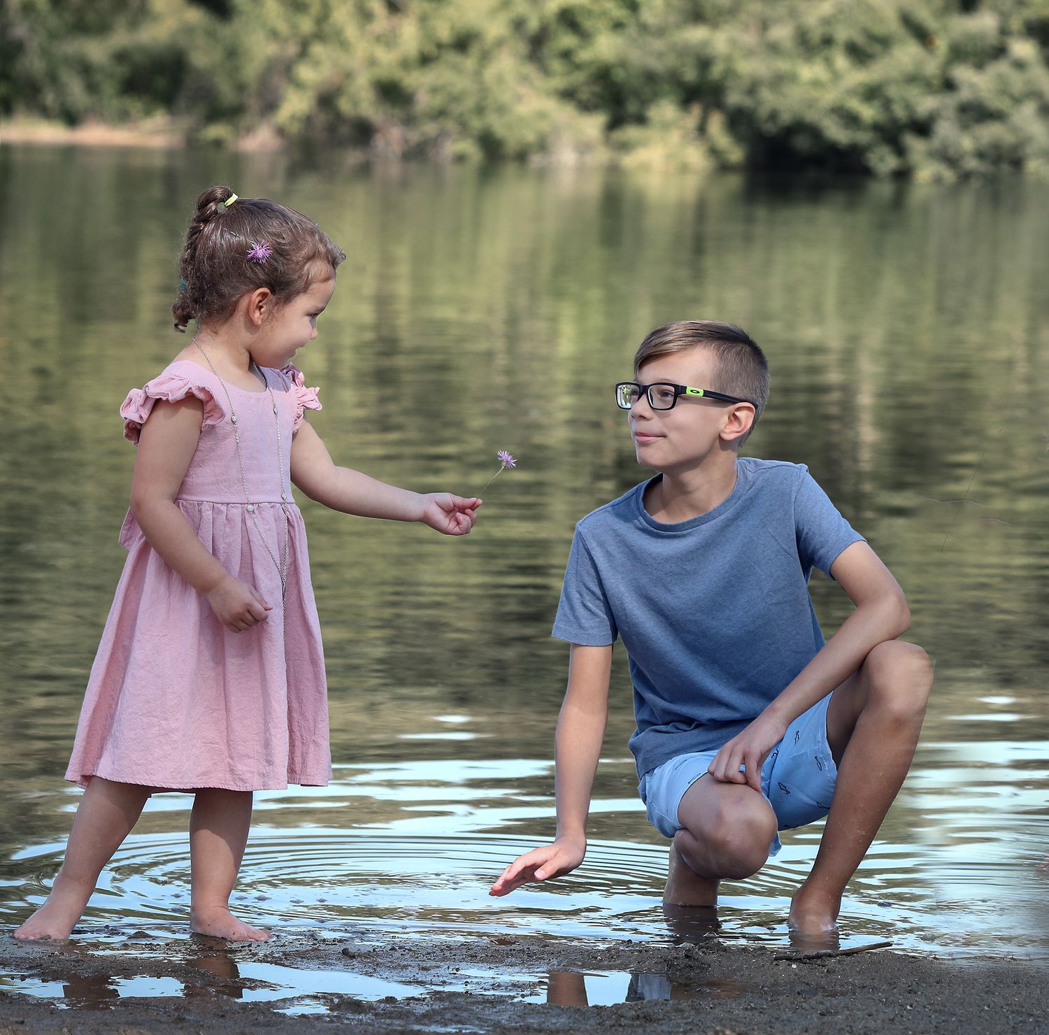 Cousins at the lake for family photos