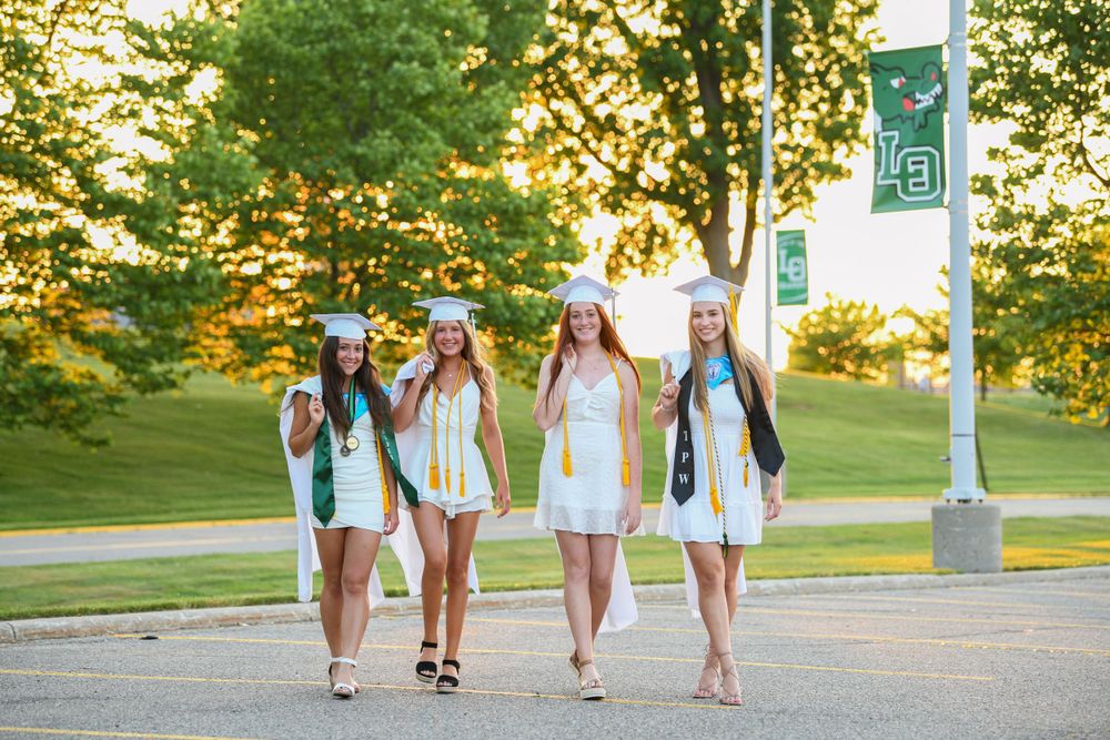 high school bestie cap and gown photoshoot, 4 girls with cap and gowns on