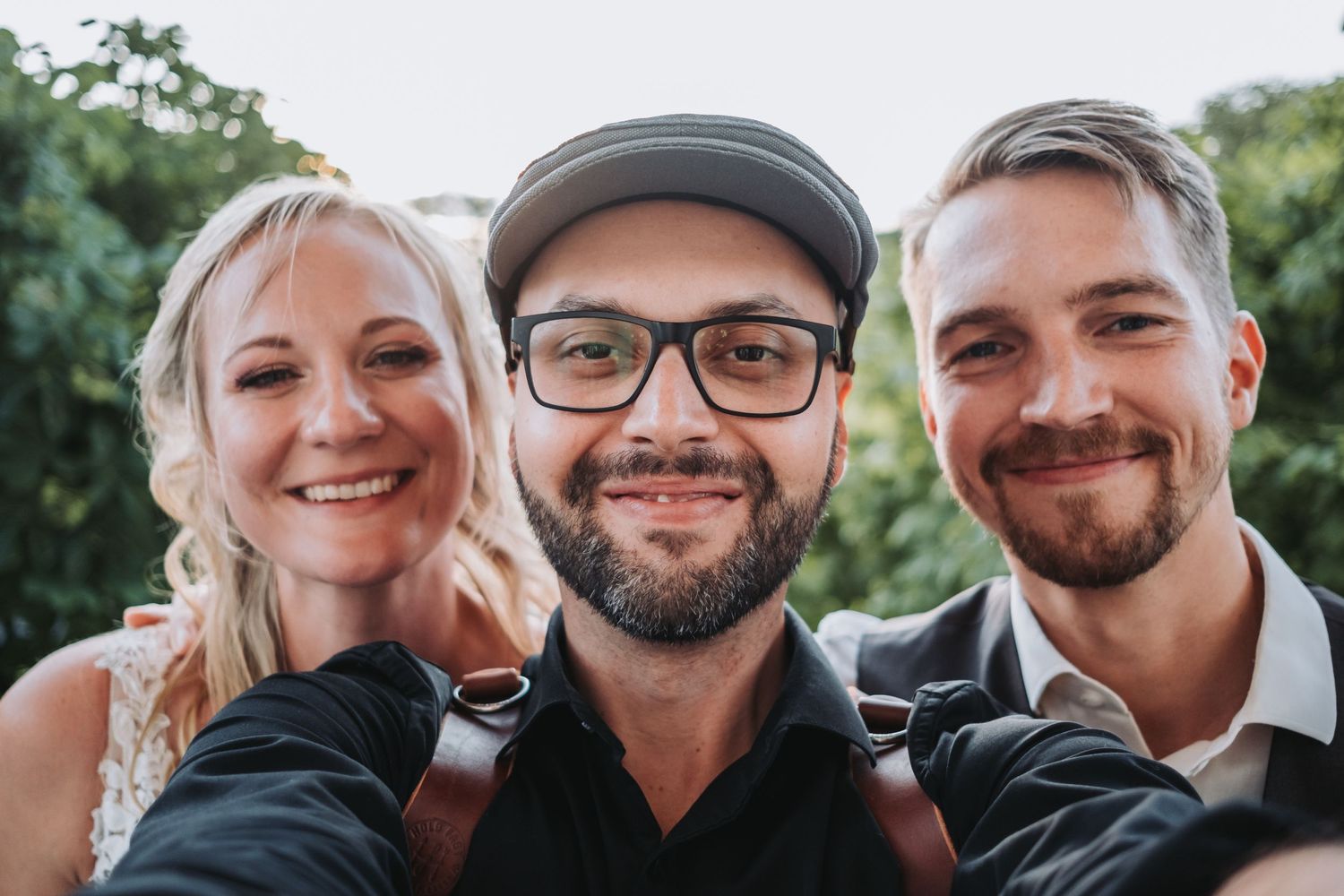 Selfie von Hochzeitsfotograf und Brautpaar am Tag der Hochzeit.