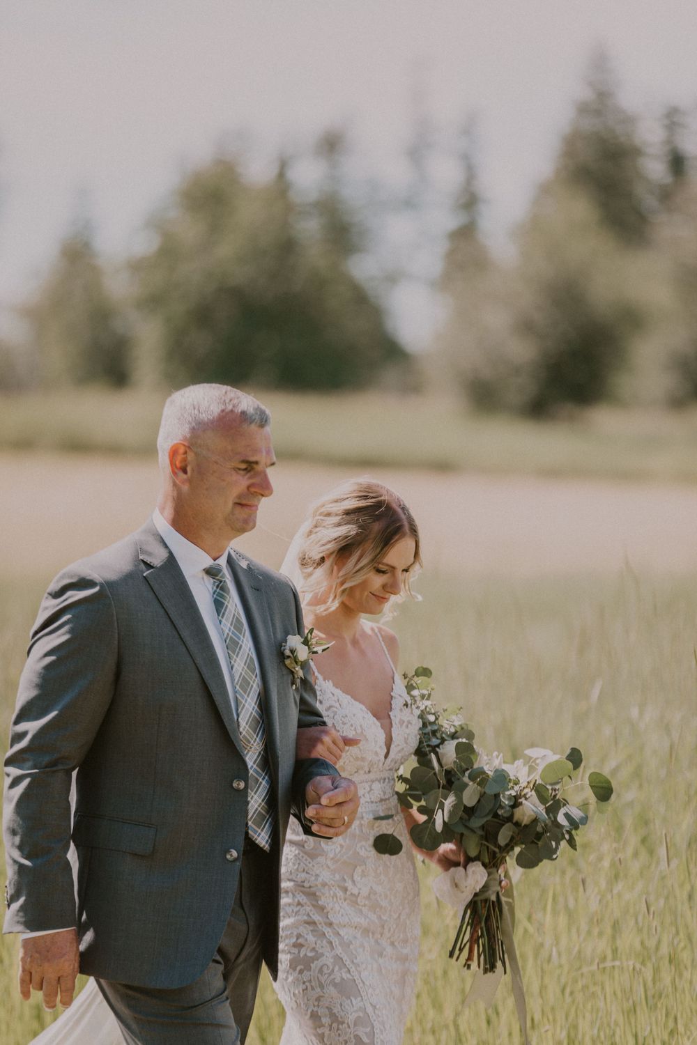 dad walking bride down the aisle