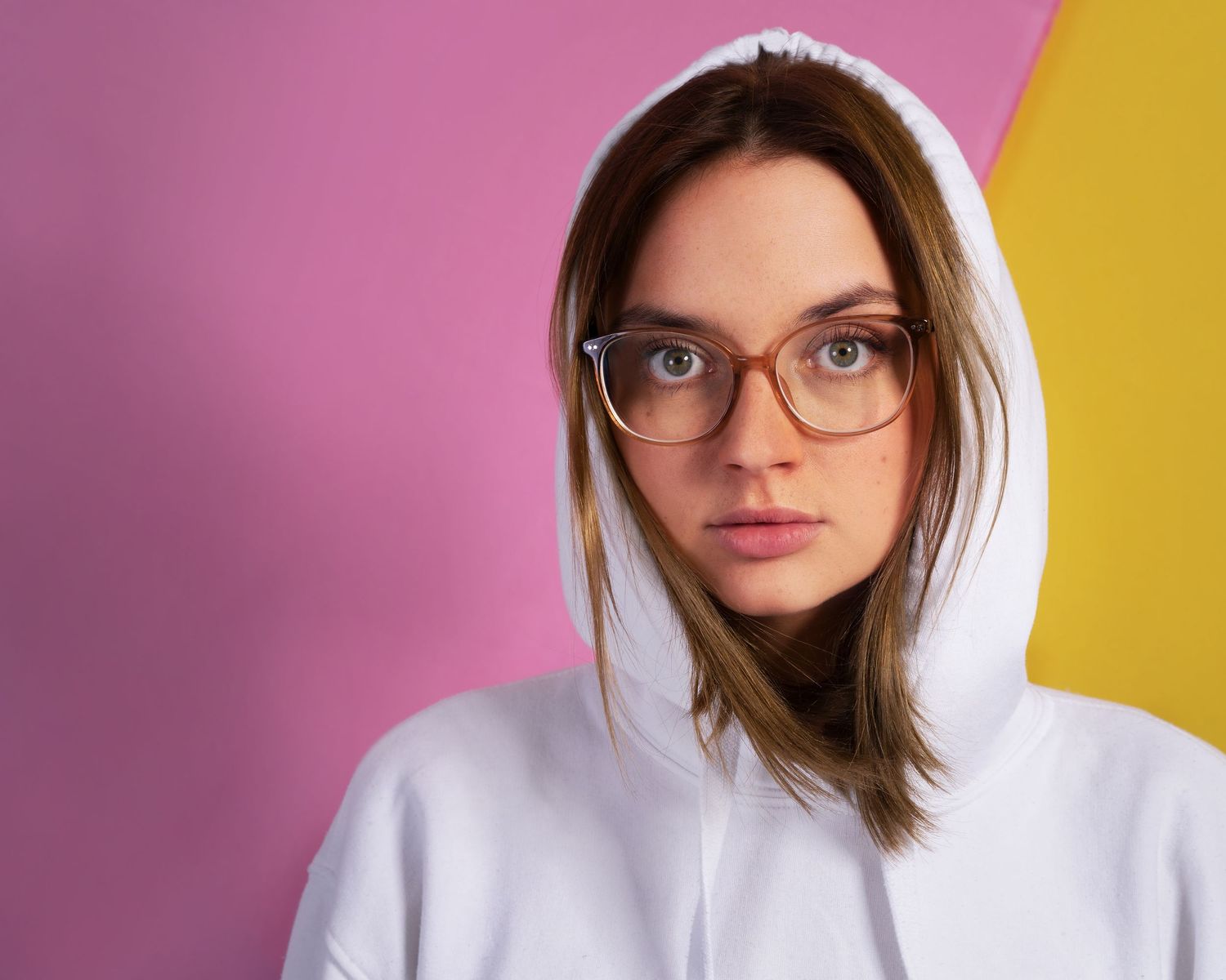 Porträt einer Frau mit Brille und Hoodie