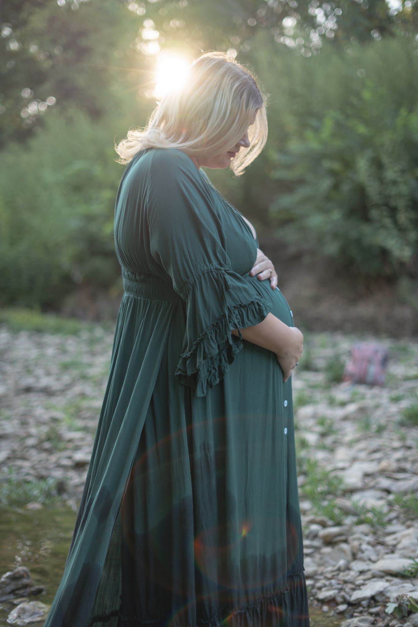 Alyssa S. Creative Texas portrait photographer. Creekside maternity session, Fort Worth Texas.