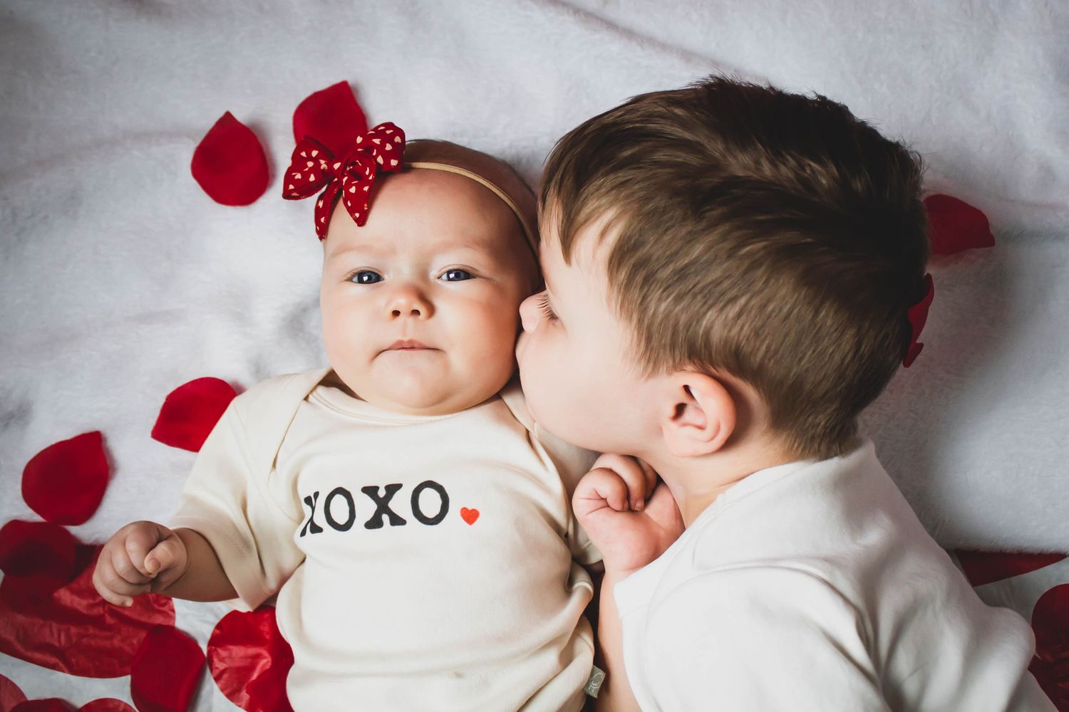 Little boy kisses his baby sister on the cheek | Heart & Hands Birth Services | doula & photography